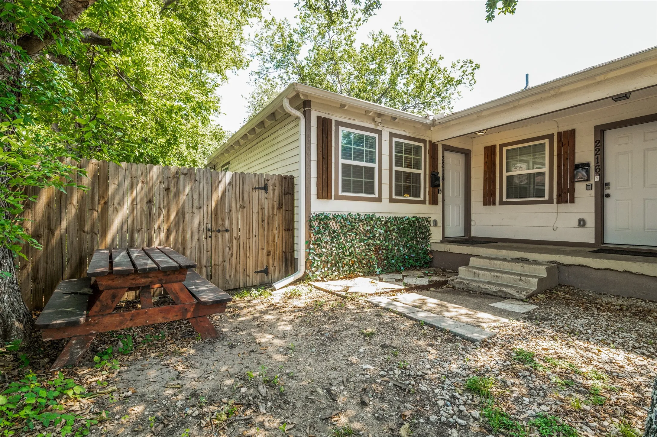 Duplex For Rent in Dallas County , 2214 Pine Street, Grand Prairie, Texas 75050, 3 Bedroom, 2 Bathroom, 2 Garage spaces, 1,034 Sqft, built in 1952, mls#21286816, Real Estate Agent in Grand Prairie, Homes For Rent in Dallas county, Homes For Rent in Grand Prairie, Realtor in Grand Prairie Texas, Real Estate Brokerage Independent Realty Texas, Luminita Cordes Realtor