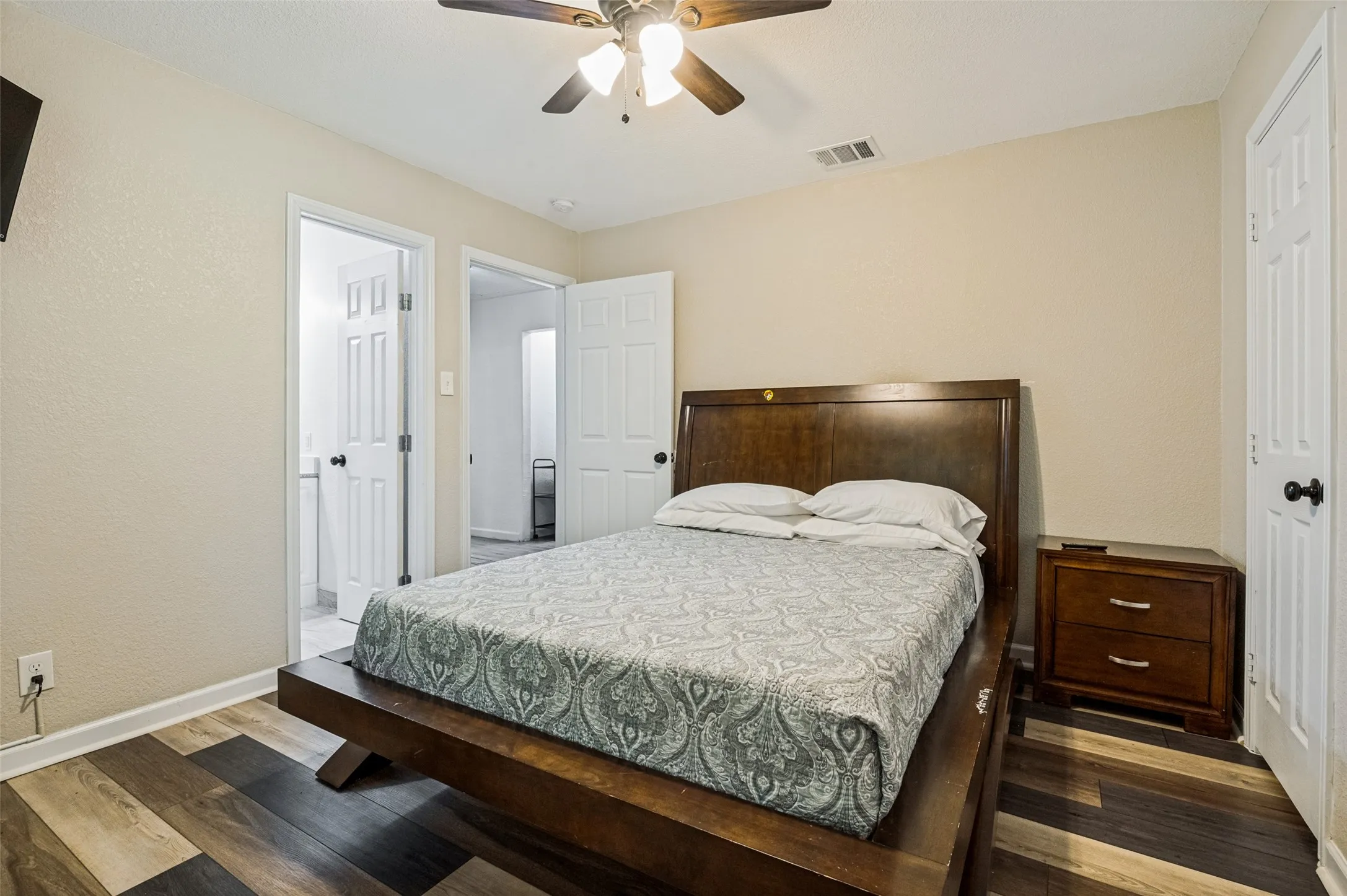 Duplex For Rent in Dallas County , 2214 Pine Street, Grand Prairie, Texas 75050, 3 Bedroom, 2 Bathroom, 2 Garage spaces, 1,034 Sqft, built in 1952, mls#21286816, Real Estate Agent in Grand Prairie, Homes For Rent in Dallas county, Homes For Rent in Grand Prairie, Realtor in Grand Prairie Texas, Real Estate Brokerage Independent Realty Texas, Luminita Cordes Realtor