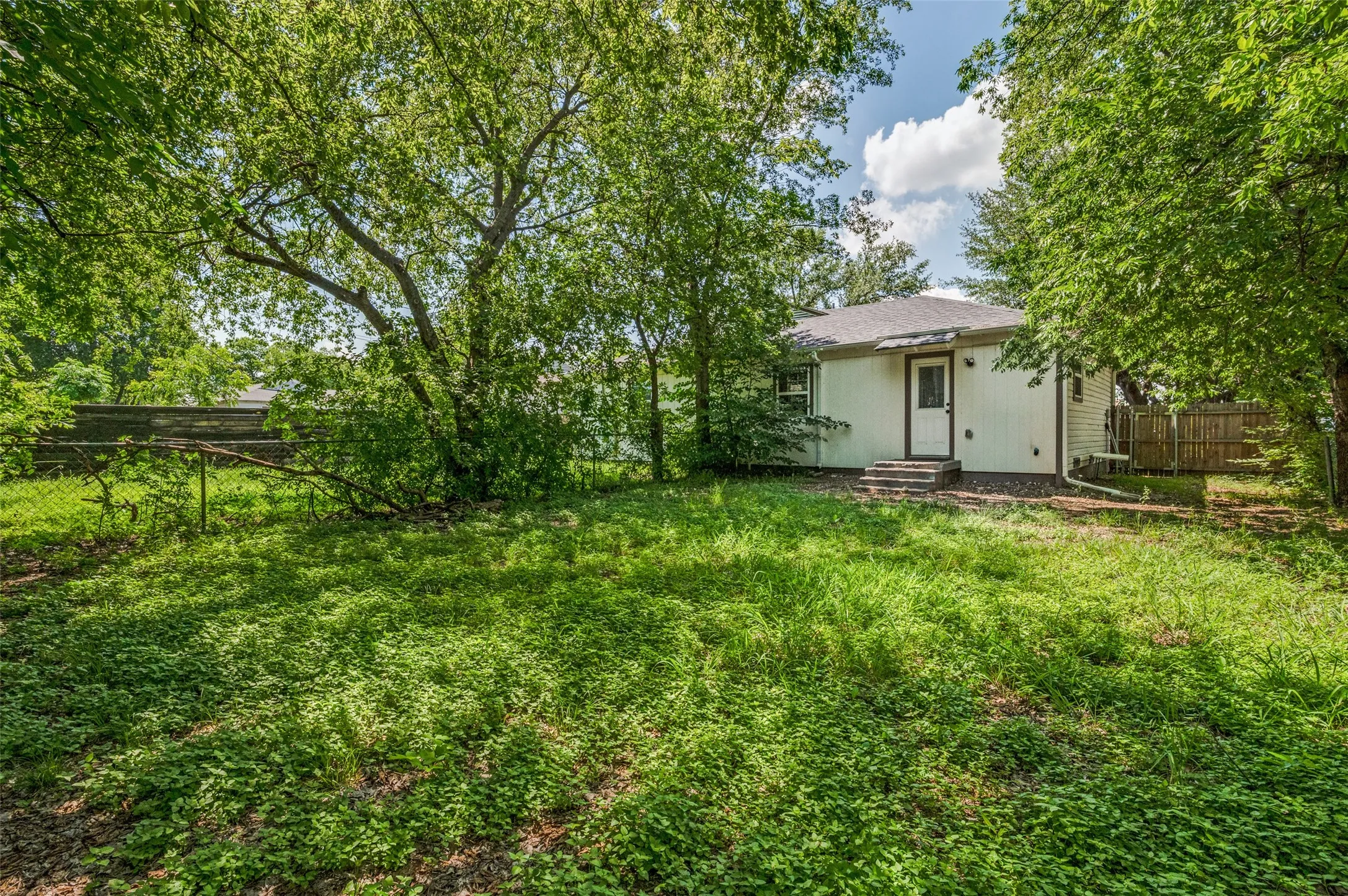 Duplex For Rent in Dallas County , 2214 Pine Street, Grand Prairie, Texas 75050, 3 Bedroom, 2 Bathroom, 2 Garage spaces, 1,034 Sqft, built in 1952, mls#21286816, Real Estate Agent in Grand Prairie, Homes For Rent in Dallas county, Homes For Rent in Grand Prairie, Realtor in Grand Prairie Texas, Real Estate Brokerage Independent Realty Texas, Luminita Cordes Realtor