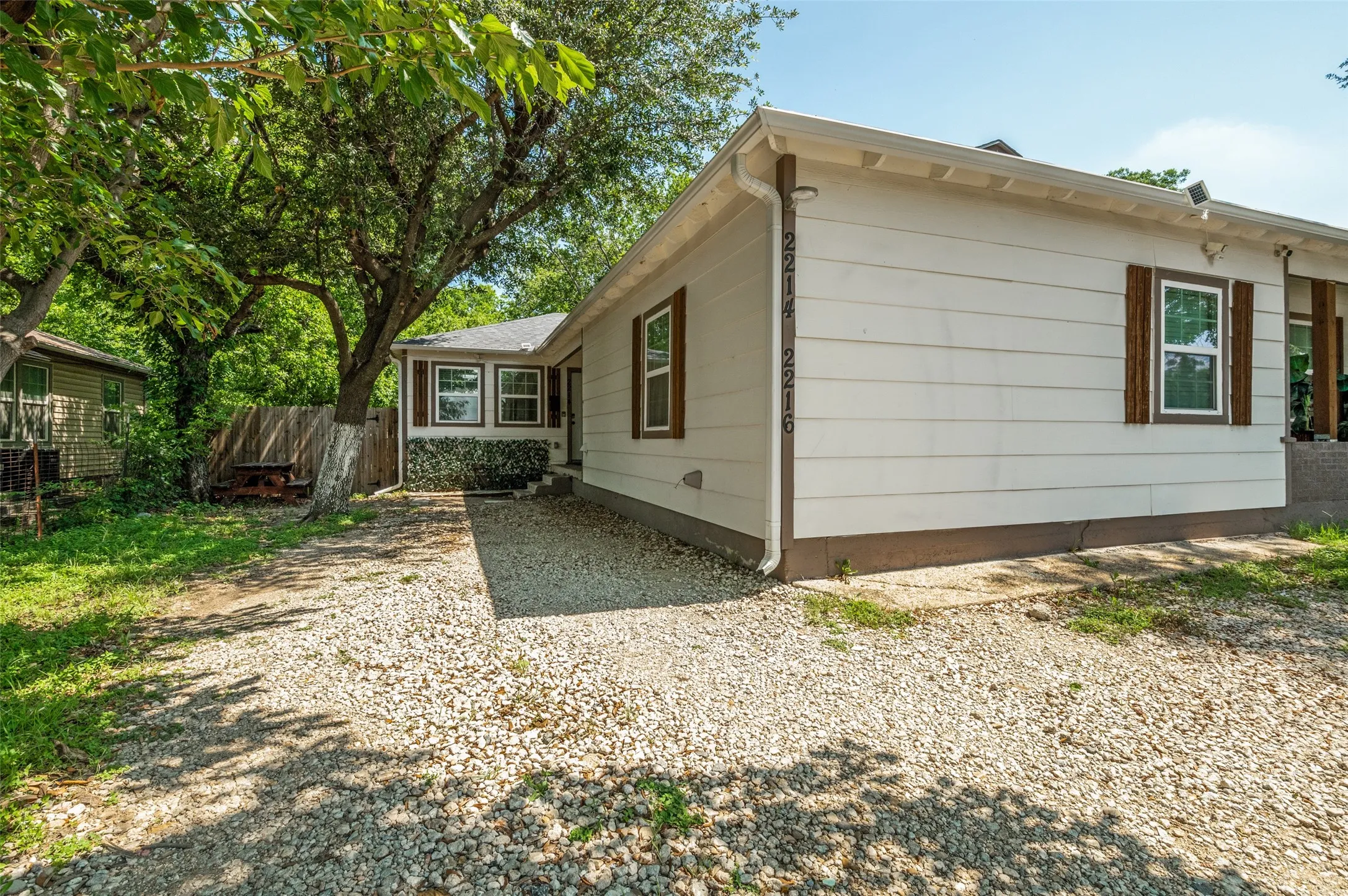Duplex For Rent in Dallas County , 2214 Pine Street, Grand Prairie, Texas 75050, 3 Bedroom, 2 Bathroom, 2 Garage spaces, 1,034 Sqft, built in 1952, mls#21286816, Real Estate Agent in Grand Prairie, Homes For Rent in Dallas county, Homes For Rent in Grand Prairie, Realtor in Grand Prairie Texas, Real Estate Brokerage Independent Realty Texas, Luminita Cordes Realtor