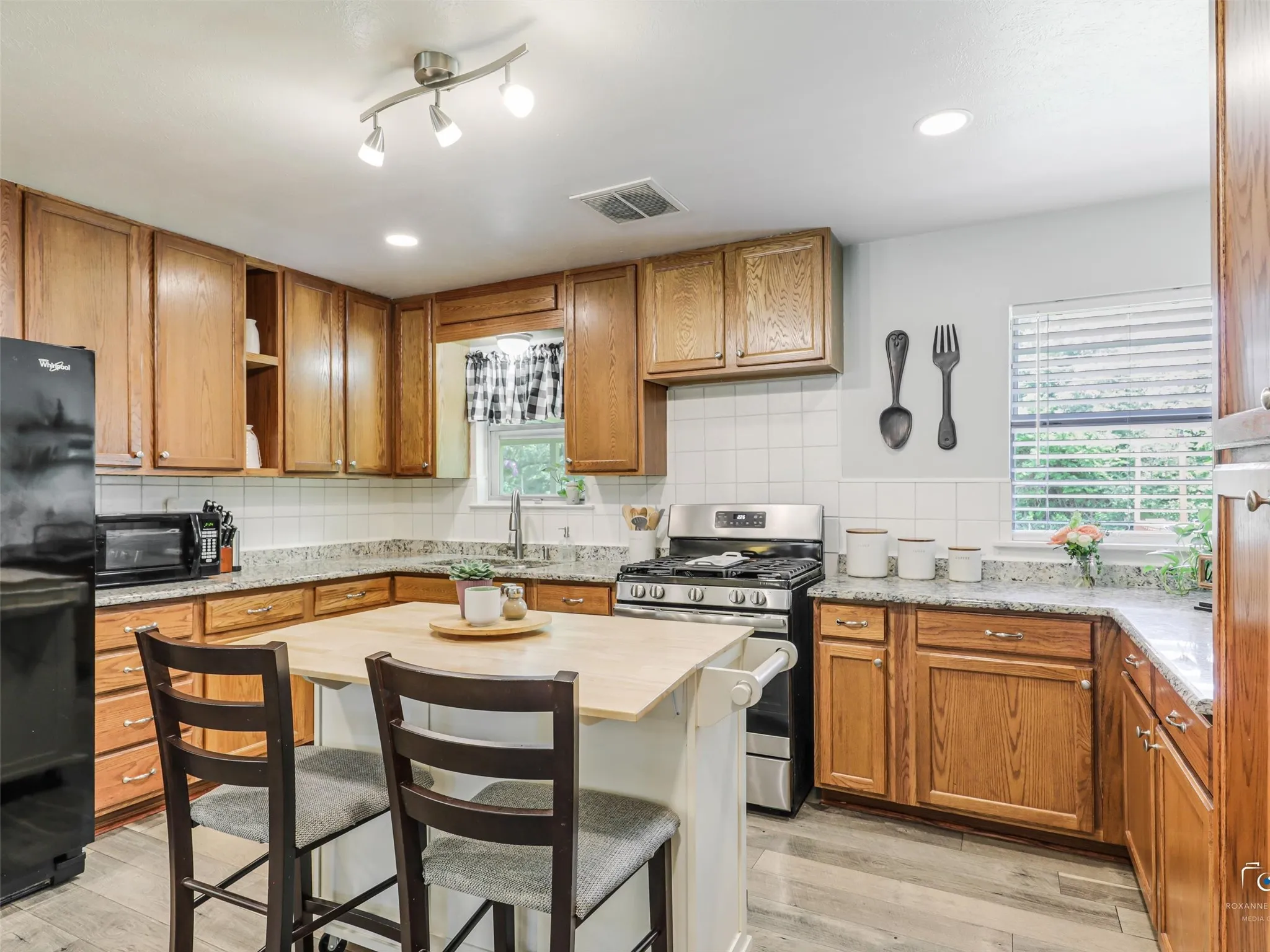 Single Family Residence For Sale in Grayson County , 114 N Imperial Drive, Denison, Texas 75020, 3 Bedroom, 2 Bathroom, Garage spaces, 1,413 Sqft, built in 1962, mls#21280793, Real Estate Agent in Denison, Homes For Sale in Grayson county, Homes For Sale in Denison, Realtor in Denison Texas, Real Estate Brokerage Independent Realty Texas, Luminita Cordes Realtor