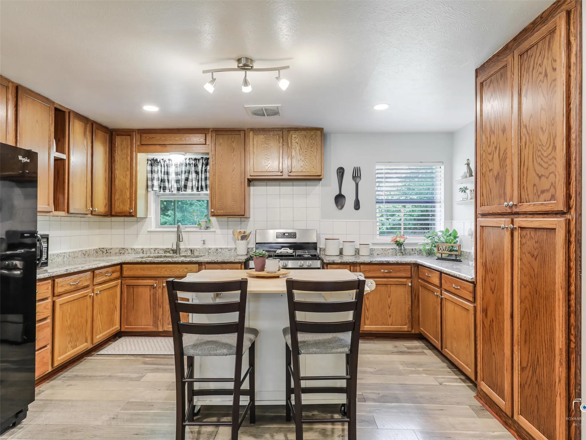 Single Family Residence For Sale in Grayson County , 114 N Imperial Drive, Denison, Texas 75020, 3 Bedroom, 2 Bathroom, Garage spaces, 1,413 Sqft, built in 1962, mls#21280793, Real Estate Agent in Denison, Homes For Sale in Grayson county, Homes For Sale in Denison, Realtor in Denison Texas, Real Estate Brokerage Independent Realty Texas, Luminita Cordes Realtor