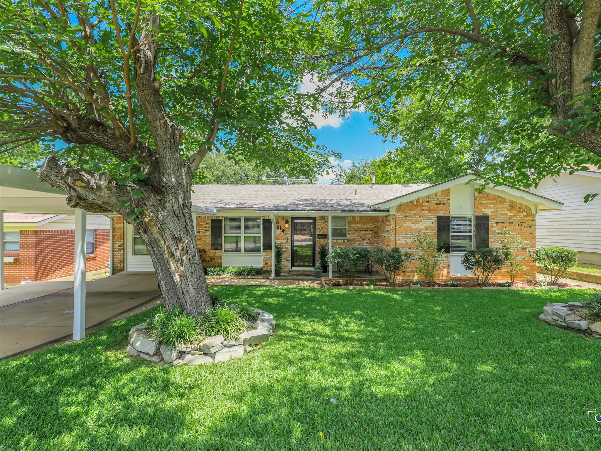 Single Family Residence For Sale in Grayson County , 114 N Imperial Drive, Denison, Texas 75020, 3 Bedroom, 2 Bathroom, Garage spaces, 1,413 Sqft, built in 1962, mls#21280793, Real Estate Agent in Denison, Homes For Sale in Grayson county, Homes For Sale in Denison, Realtor in Denison Texas, Real Estate Brokerage Independent Realty Texas, Luminita Cordes Realtor