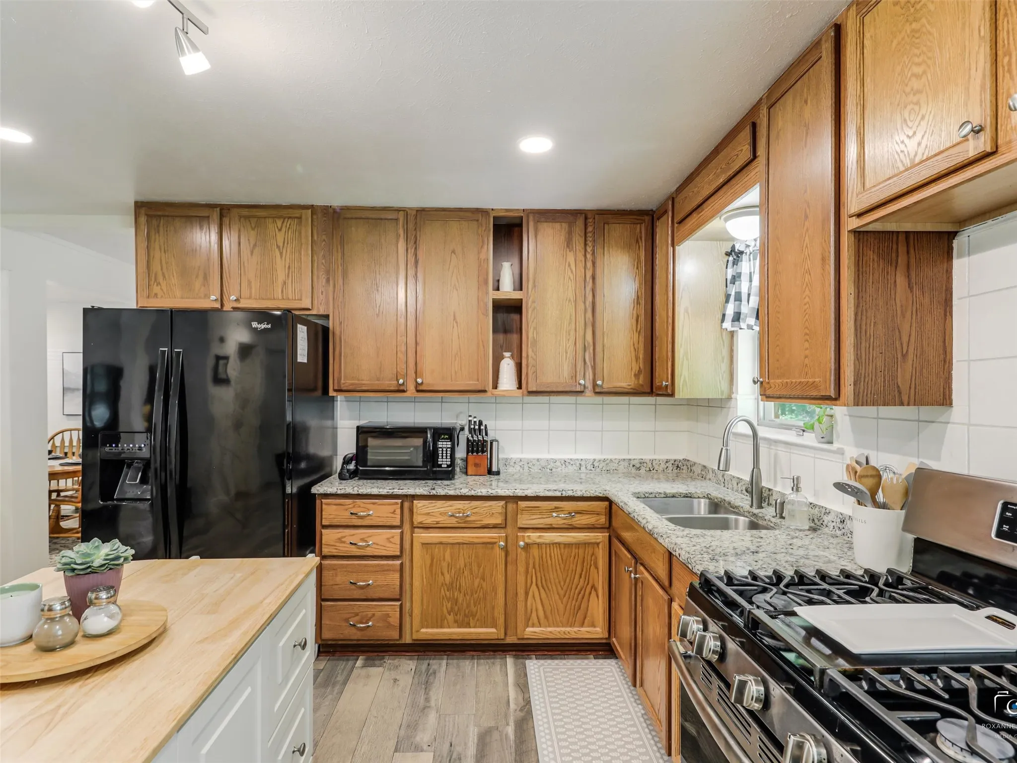 Single Family Residence For Sale in Grayson County , 114 N Imperial Drive, Denison, Texas 75020, 3 Bedroom, 2 Bathroom, Garage spaces, 1,413 Sqft, built in 1962, mls#21280793, Real Estate Agent in Denison, Homes For Sale in Grayson county, Homes For Sale in Denison, Realtor in Denison Texas, Real Estate Brokerage Independent Realty Texas, Luminita Cordes Realtor