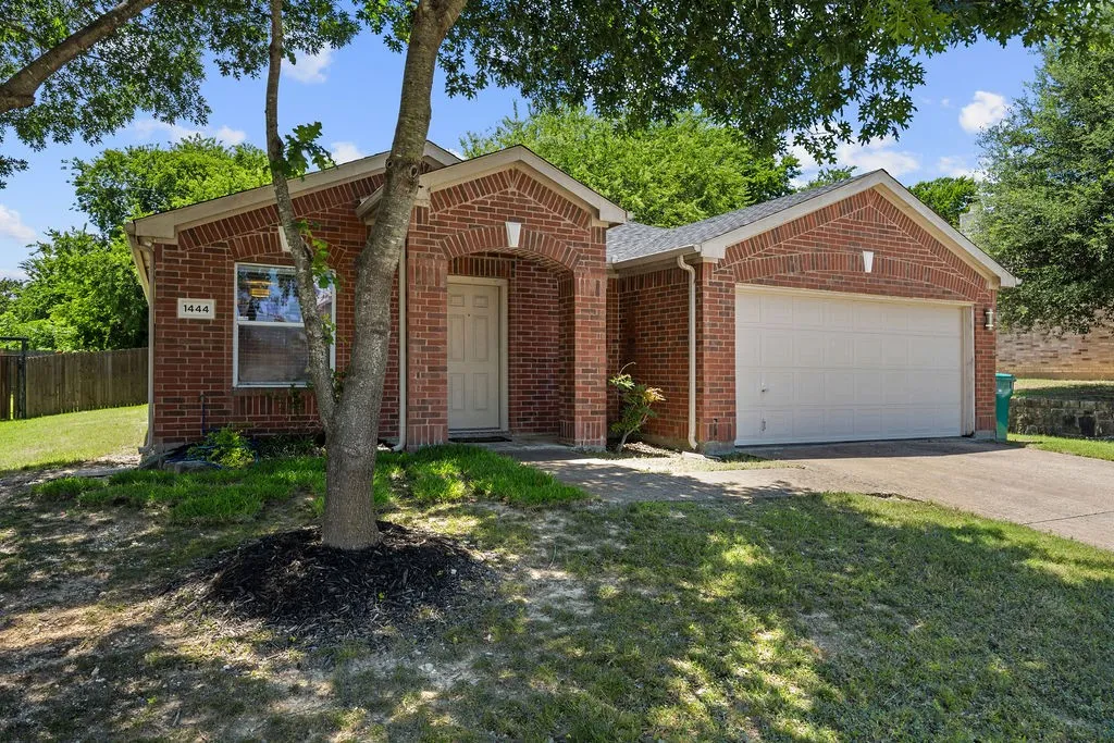 Single Family Residence For Rent in Dallas County , 1444 Atkins Street, Cedar Hill, Texas 75104, 3 Bedroom, 2 Bathroom, 2 Garage spaces, 2,100 Sqft, built in 2002, mls#21287727, Real Estate Agent in Cedar Hill, Homes For Rent in Dallas county, Homes For Rent in Cedar Hill, Realtor in Cedar Hill Texas, Real Estate Brokerage Independent Realty Texas, Luminita Cordes Realtor