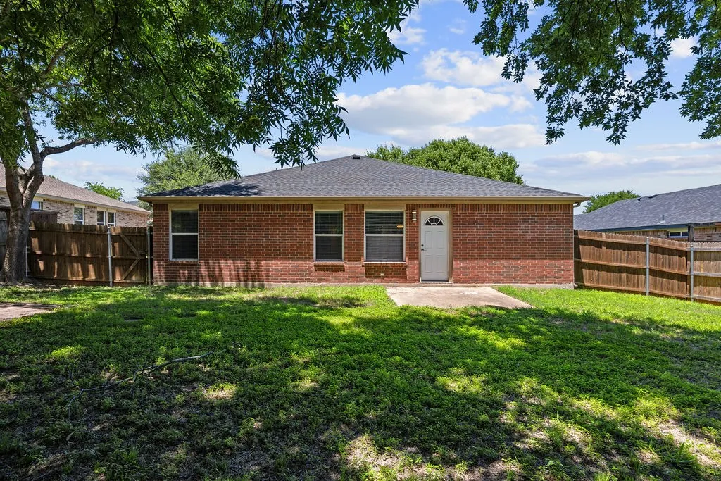 Single Family Residence For Rent in Dallas County , 1444 Atkins Street, Cedar Hill, Texas 75104, 3 Bedroom, 2 Bathroom, 2 Garage spaces, 2,100 Sqft, built in 2002, mls#21287727, Real Estate Agent in Cedar Hill, Homes For Rent in Dallas county, Homes For Rent in Cedar Hill, Realtor in Cedar Hill Texas, Real Estate Brokerage Independent Realty Texas, Luminita Cordes Realtor