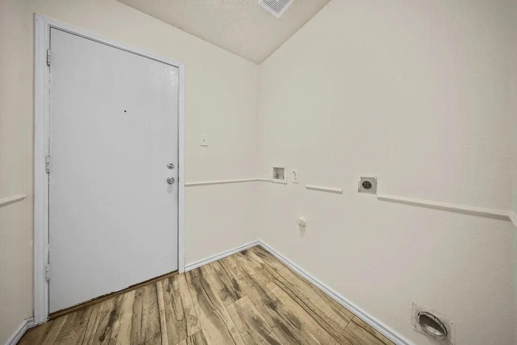 Single Family Residence For Rent in Dallas County , 1444 Atkins Street, Cedar Hill, Texas 75104, 3 Bedroom, 2 Bathroom, 2 Garage spaces, 2,100 Sqft, built in 2002, mls#21287727, Real Estate Agent in Cedar Hill, Homes For Rent in Dallas county, Homes For Rent in Cedar Hill, Realtor in Cedar Hill Texas, Real Estate Brokerage Independent Realty Texas, Luminita Cordes Realtor