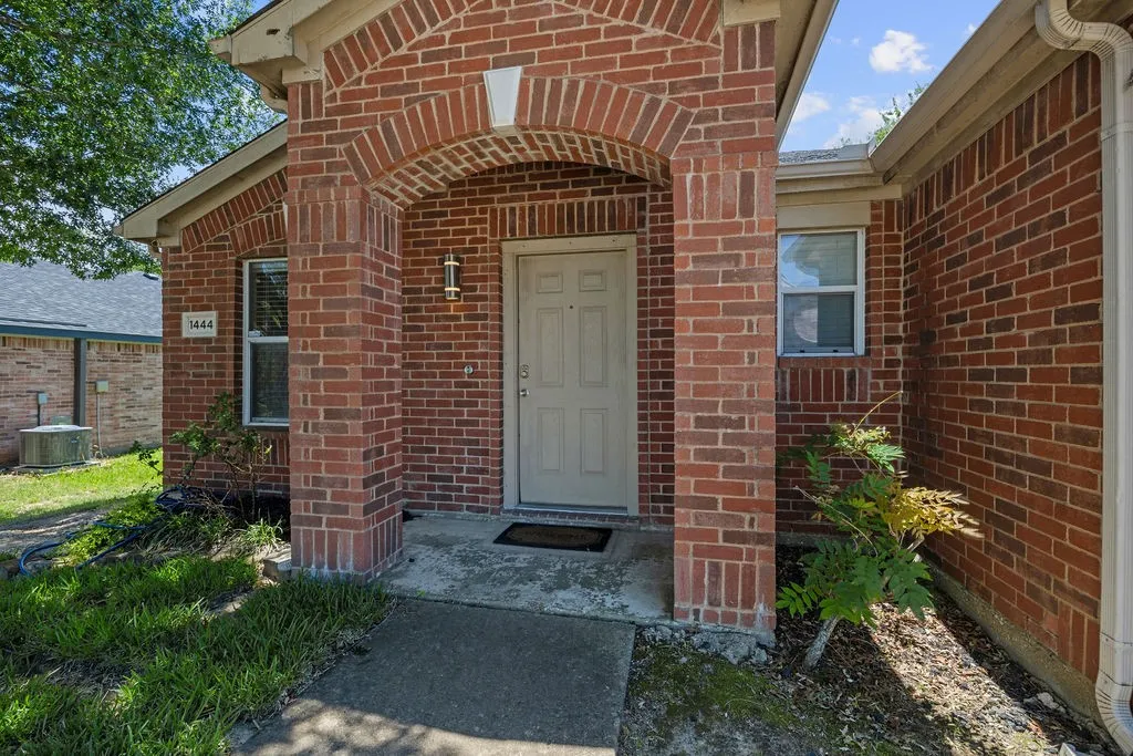 Single Family Residence For Rent in Dallas County , 1444 Atkins Street, Cedar Hill, Texas 75104, 3 Bedroom, 2 Bathroom, 2 Garage spaces, 2,100 Sqft, built in 2002, mls#21287727, Real Estate Agent in Cedar Hill, Homes For Rent in Dallas county, Homes For Rent in Cedar Hill, Realtor in Cedar Hill Texas, Real Estate Brokerage Independent Realty Texas, Luminita Cordes Realtor