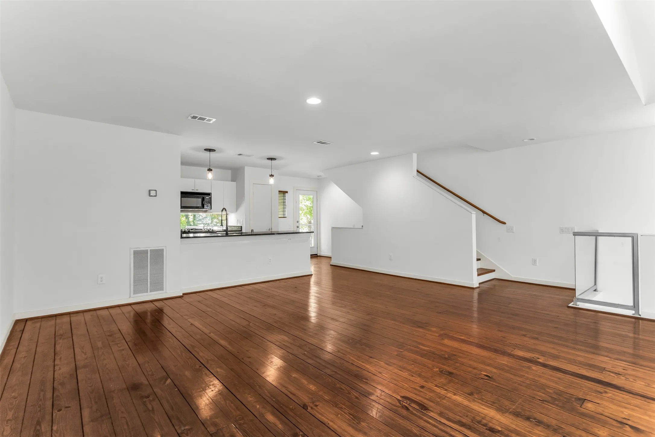 Townhouse For Sale in Dallas County , 1429 Caddo Street B, Dallas, Texas 75204, 2 Bedroom, 2 Bathroom, 2 Garage spaces, 1,974 Sqft, built in 2004, mls#21291117, Real Estate Agent in Dallas, Homes For Sale in Dallas county, Homes For Sale in Dallas, Realtor in Dallas Texas, Real Estate Brokerage Independent Realty Texas, Luminita Cordes Realtor