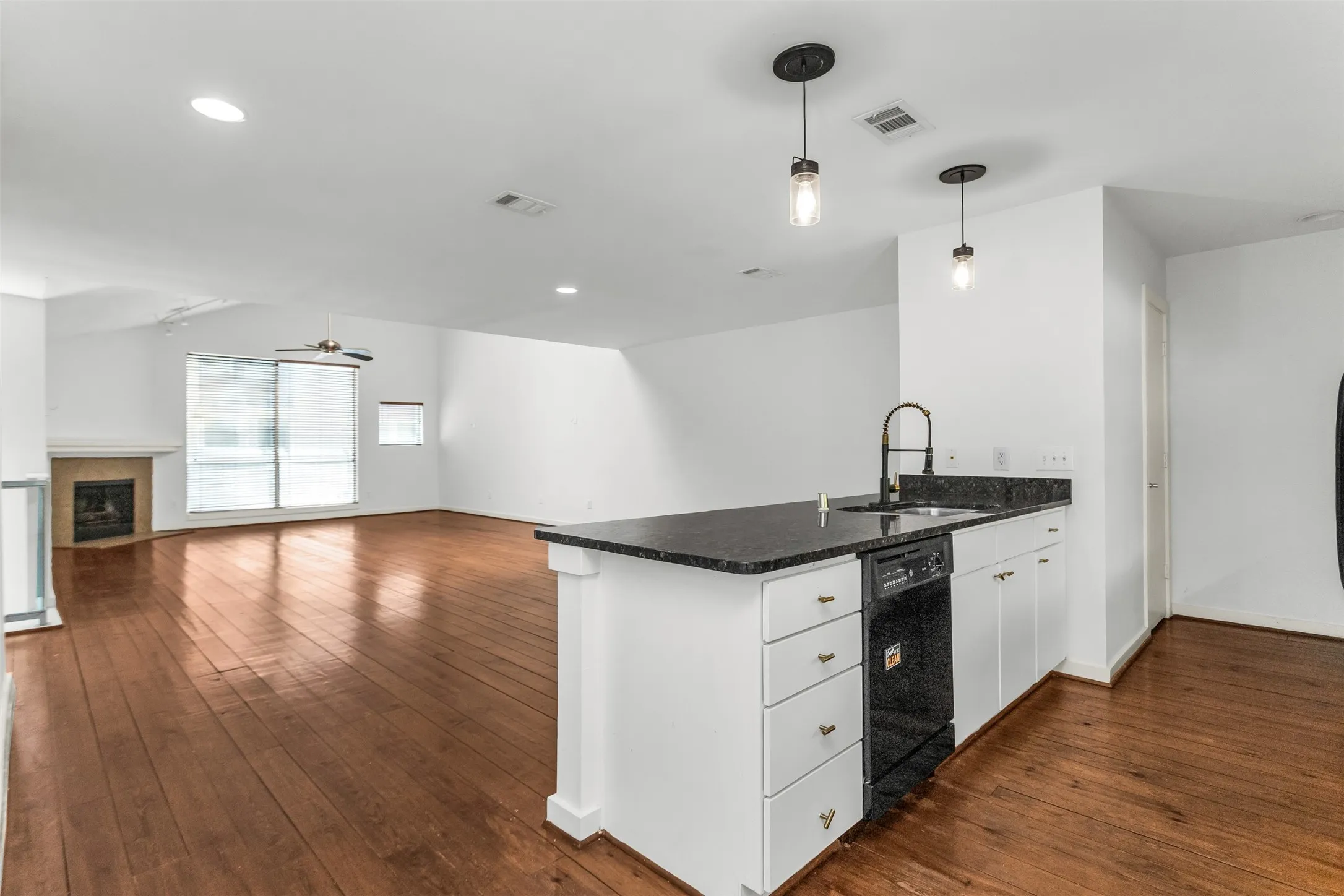 Townhouse For Sale in Dallas County , 1429 Caddo Street B, Dallas, Texas 75204, 2 Bedroom, 2 Bathroom, 2 Garage spaces, 1,974 Sqft, built in 2004, mls#21291117, Real Estate Agent in Dallas, Homes For Sale in Dallas county, Homes For Sale in Dallas, Realtor in Dallas Texas, Real Estate Brokerage Independent Realty Texas, Luminita Cordes Realtor