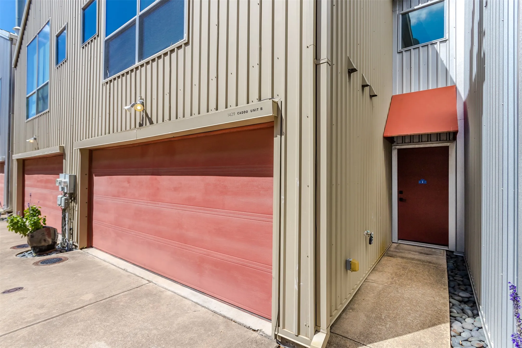 Townhouse For Sale in Dallas County , 1429 Caddo Street B, Dallas, Texas 75204, 2 Bedroom, 2 Bathroom, 2 Garage spaces, 1,974 Sqft, built in 2004, mls#21291117, Real Estate Agent in Dallas, Homes For Sale in Dallas county, Homes For Sale in Dallas, Realtor in Dallas Texas, Real Estate Brokerage Independent Realty Texas, Luminita Cordes Realtor