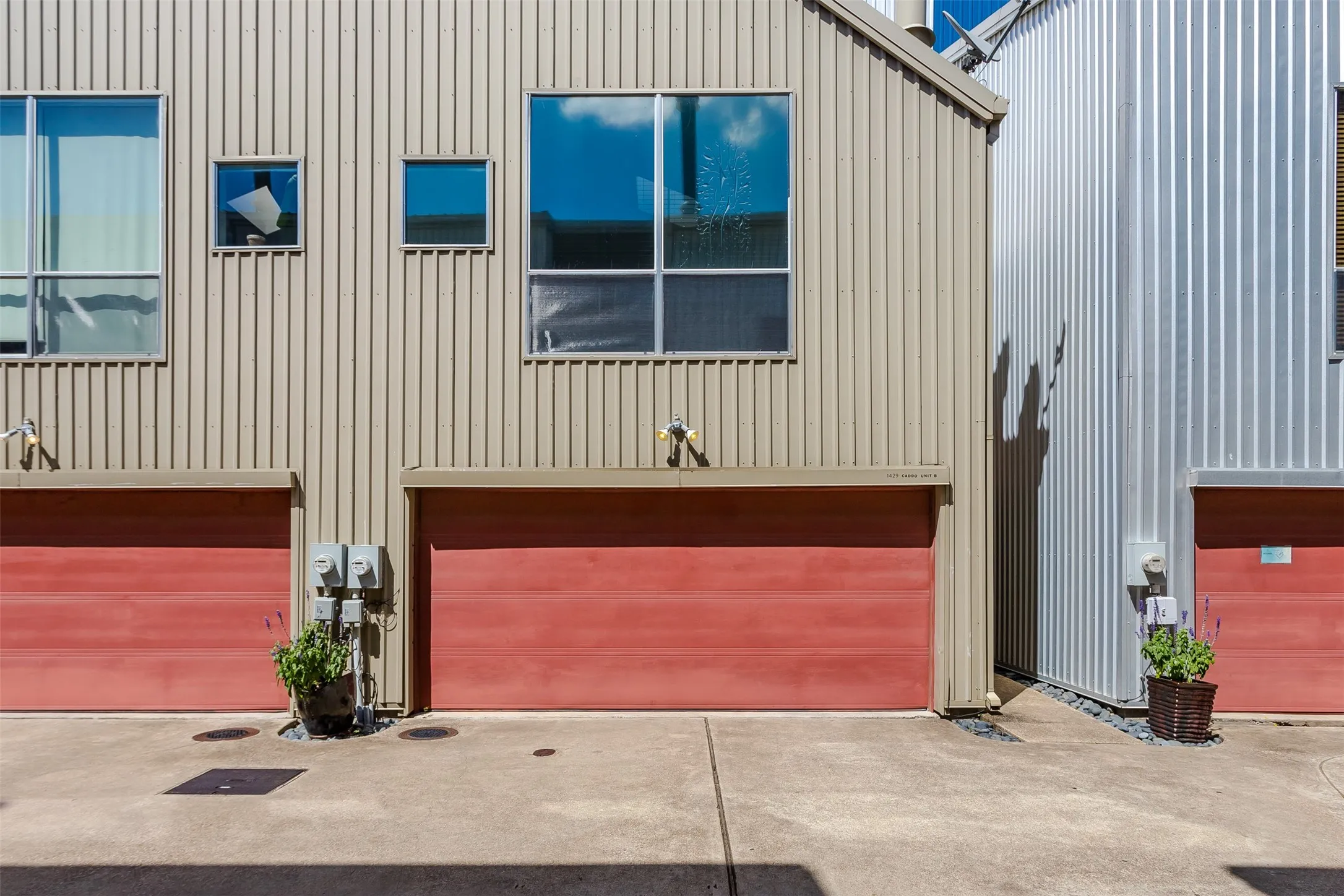Townhouse For Sale in Dallas County , 1429 Caddo Street B, Dallas, Texas 75204, 2 Bedroom, 2 Bathroom, 2 Garage spaces, 1,974 Sqft, built in 2004, mls#21291117, Real Estate Agent in Dallas, Homes For Sale in Dallas county, Homes For Sale in Dallas, Realtor in Dallas Texas, Real Estate Brokerage Independent Realty Texas, Luminita Cordes Realtor