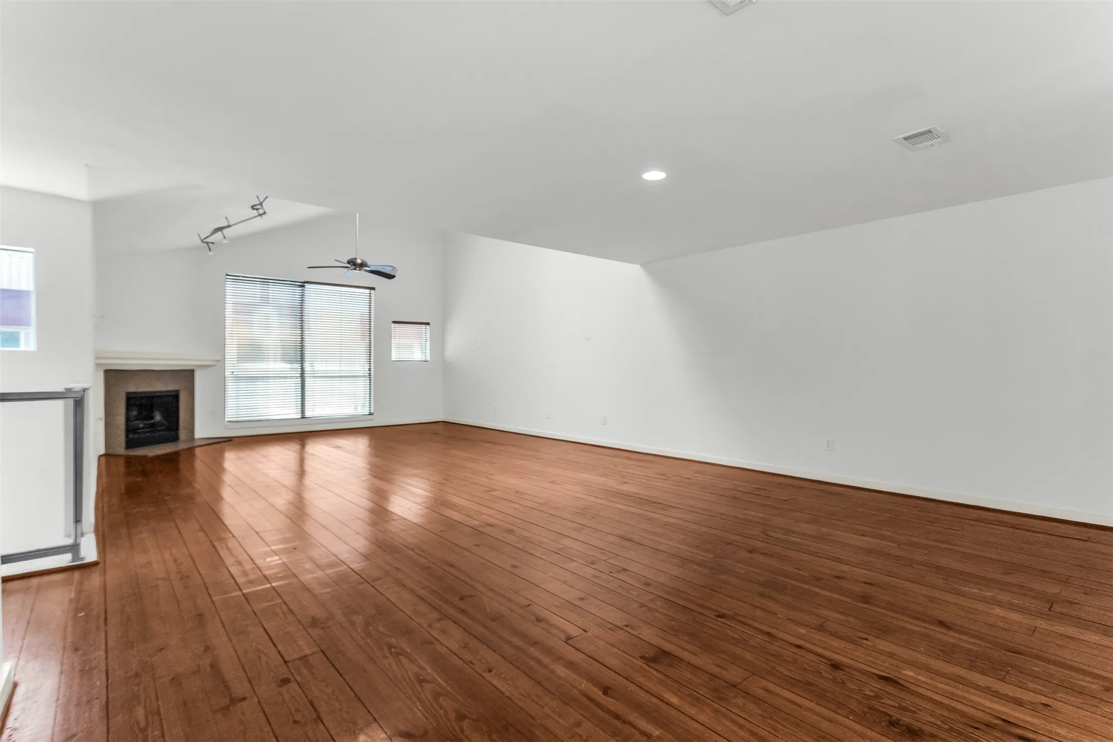 Townhouse For Sale in Dallas County , 1429 Caddo Street B, Dallas, Texas 75204, 2 Bedroom, 2 Bathroom, 2 Garage spaces, 1,974 Sqft, built in 2004, mls#21291117, Real Estate Agent in Dallas, Homes For Sale in Dallas county, Homes For Sale in Dallas, Realtor in Dallas Texas, Real Estate Brokerage Independent Realty Texas, Luminita Cordes Realtor