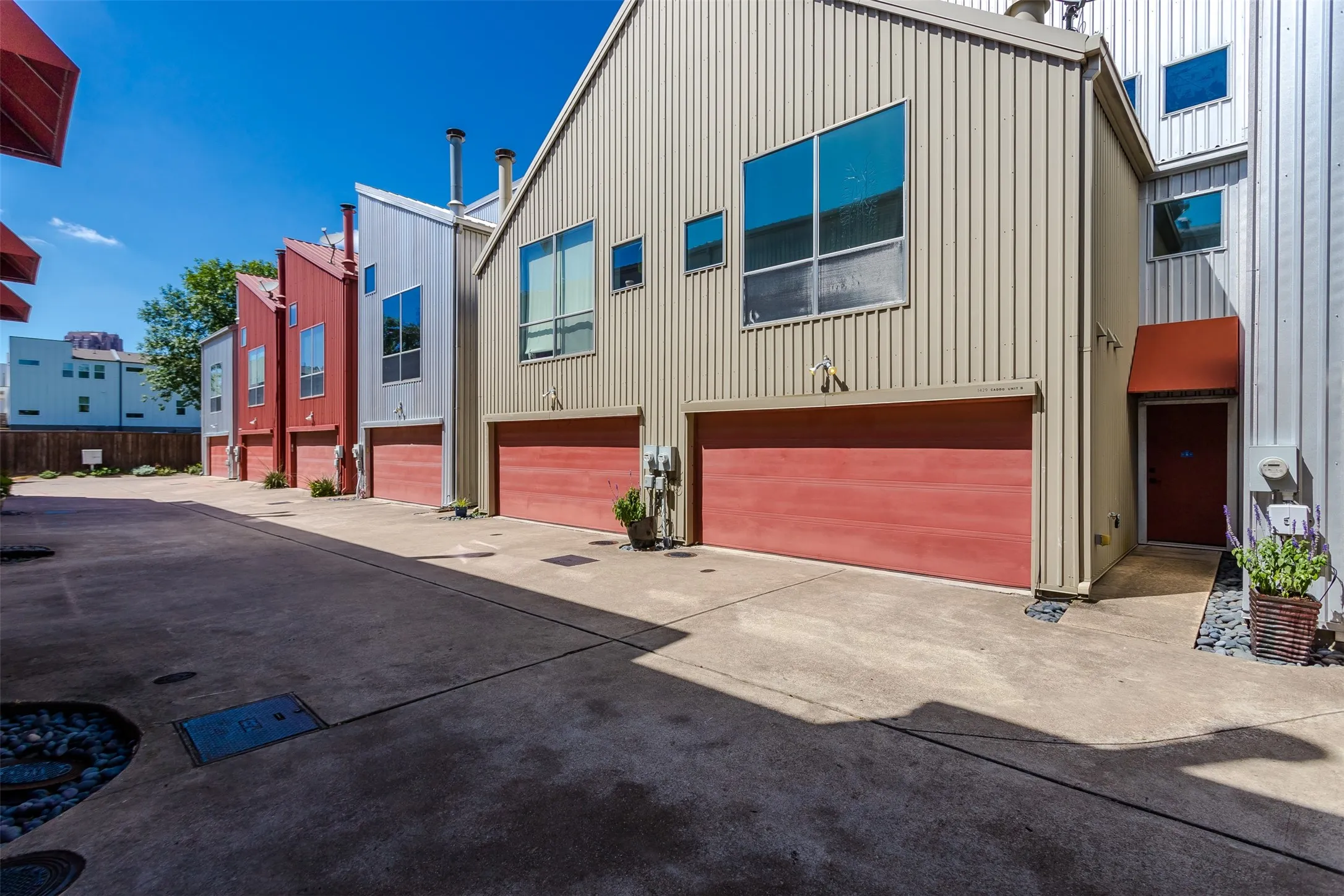 Townhouse For Sale in Dallas County , 1429 Caddo Street B, Dallas, Texas 75204, 2 Bedroom, 2 Bathroom, 2 Garage spaces, 1,974 Sqft, built in 2004, mls#21291117, Real Estate Agent in Dallas, Homes For Sale in Dallas county, Homes For Sale in Dallas, Realtor in Dallas Texas, Real Estate Brokerage Independent Realty Texas, Luminita Cordes Realtor