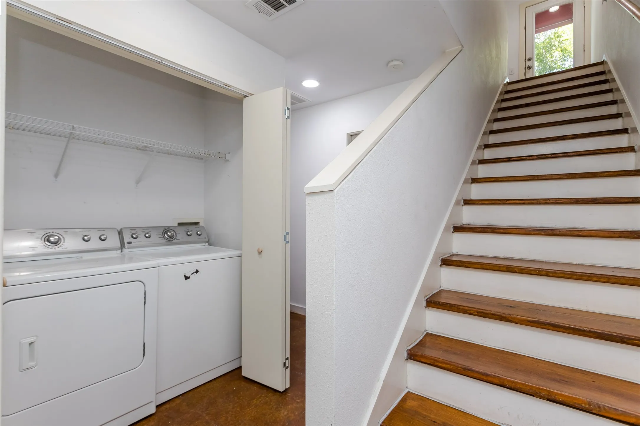Townhouse For Sale in Dallas County , 1429 Caddo Street B, Dallas, Texas 75204, 2 Bedroom, 2 Bathroom, 2 Garage spaces, 1,974 Sqft, built in 2004, mls#21291117, Real Estate Agent in Dallas, Homes For Sale in Dallas county, Homes For Sale in Dallas, Realtor in Dallas Texas, Real Estate Brokerage Independent Realty Texas, Luminita Cordes Realtor