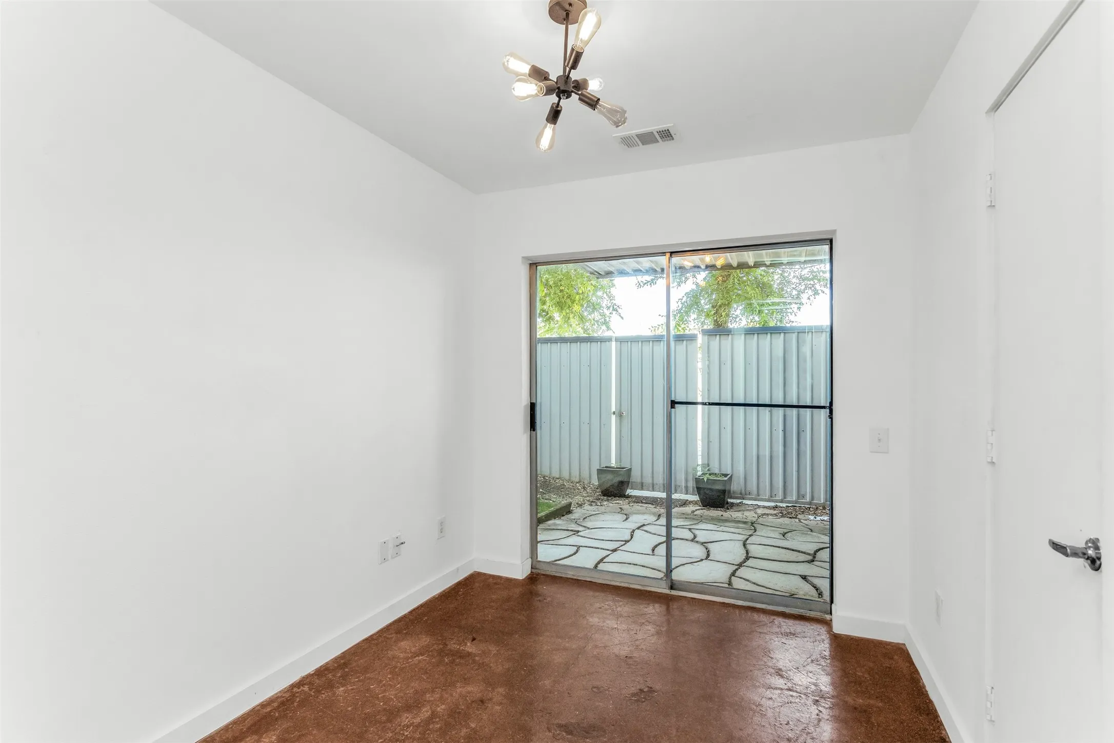 Townhouse For Sale in Dallas County , 1429 Caddo Street B, Dallas, Texas 75204, 2 Bedroom, 2 Bathroom, 2 Garage spaces, 1,974 Sqft, built in 2004, mls#21291117, Real Estate Agent in Dallas, Homes For Sale in Dallas county, Homes For Sale in Dallas, Realtor in Dallas Texas, Real Estate Brokerage Independent Realty Texas, Luminita Cordes Realtor
