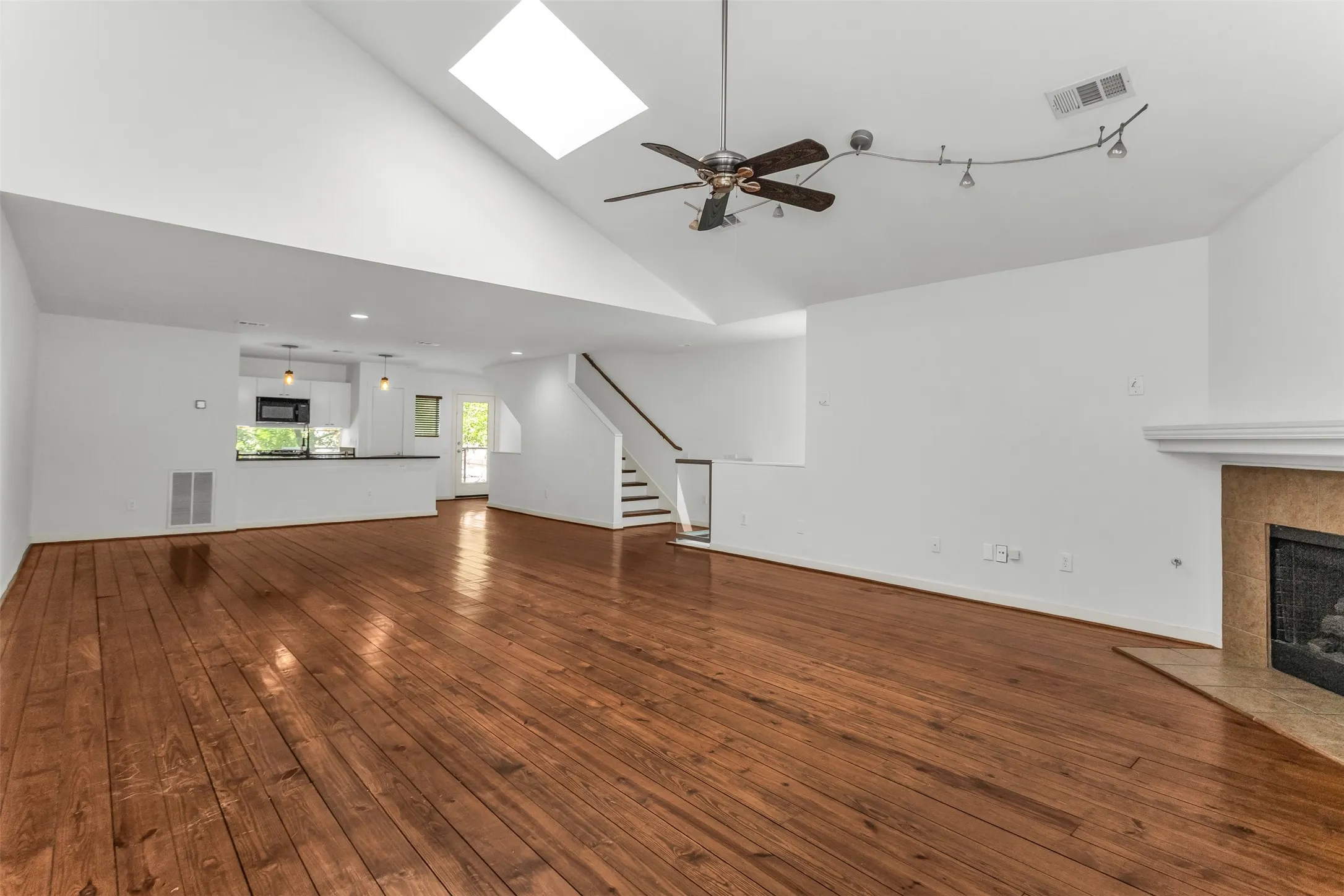 Townhouse For Sale in Dallas County , 1429 Caddo Street B, Dallas, Texas 75204, 2 Bedroom, 2 Bathroom, 2 Garage spaces, 1,974 Sqft, built in 2004, mls#21291117, Real Estate Agent in Dallas, Homes For Sale in Dallas county, Homes For Sale in Dallas, Realtor in Dallas Texas, Real Estate Brokerage Independent Realty Texas, Luminita Cordes Realtor