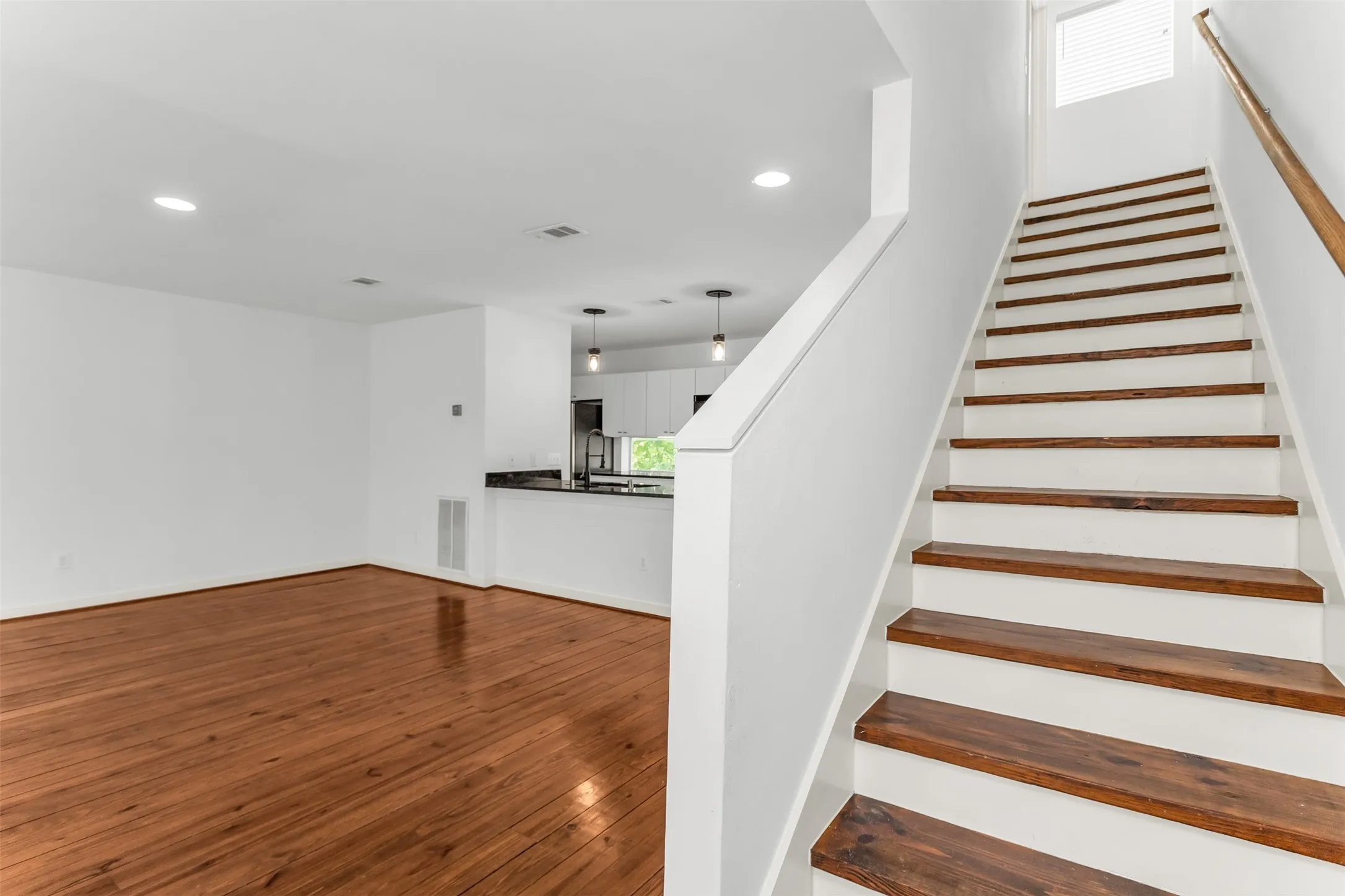 Townhouse For Sale in Dallas County , 1429 Caddo Street B, Dallas, Texas 75204, 2 Bedroom, 2 Bathroom, 2 Garage spaces, 1,974 Sqft, built in 2004, mls#21291117, Real Estate Agent in Dallas, Homes For Sale in Dallas county, Homes For Sale in Dallas, Realtor in Dallas Texas, Real Estate Brokerage Independent Realty Texas, Luminita Cordes Realtor