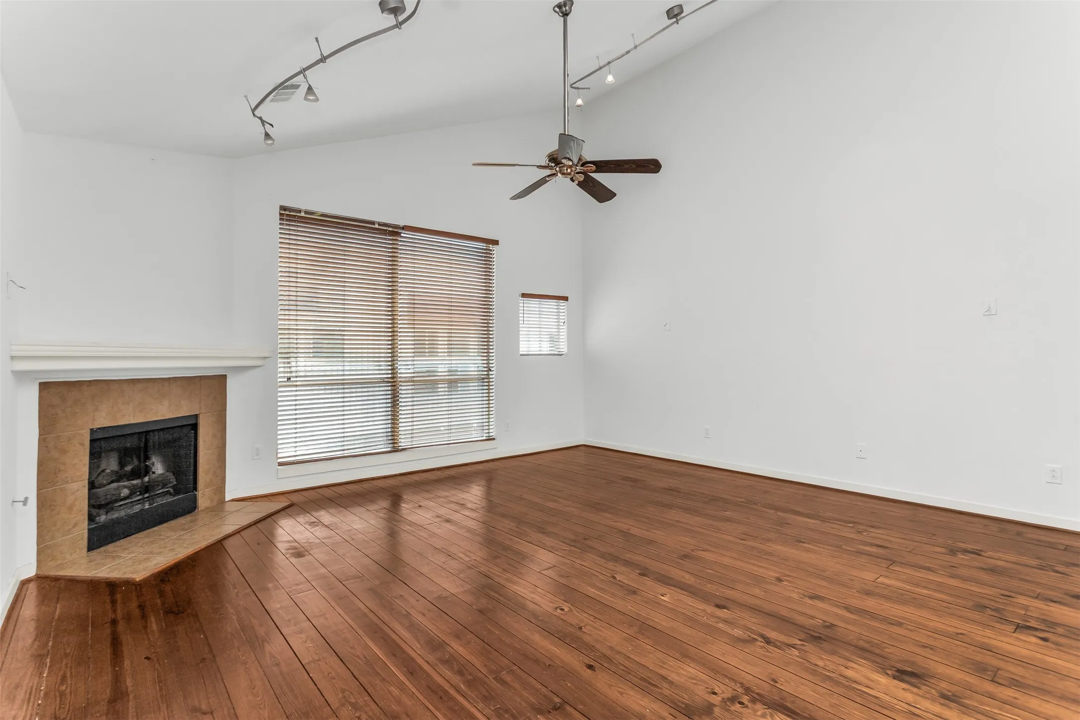 Townhouse For Sale in Dallas County , 1429 Caddo Street B, Dallas, Texas 75204, 2 Bedroom, 2 Bathroom, 2 Garage spaces, 1,974 Sqft, built in 2004, mls#21291117, Real Estate Agent in Dallas, Homes For Sale in Dallas county, Homes For Sale in Dallas, Realtor in Dallas Texas, Real Estate Brokerage Independent Realty Texas, Luminita Cordes Realtor