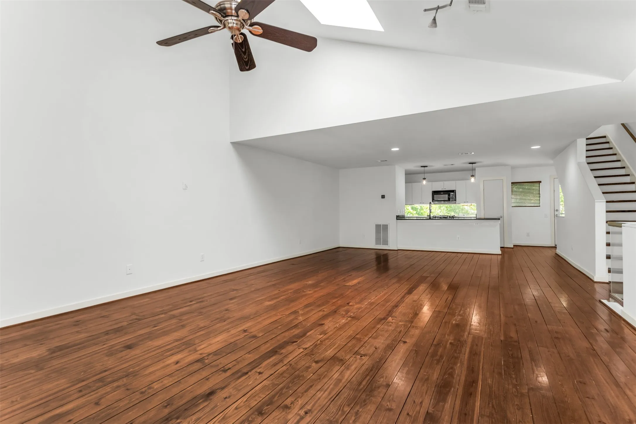 Townhouse For Sale in Dallas County , 1429 Caddo Street B, Dallas, Texas 75204, 2 Bedroom, 2 Bathroom, 2 Garage spaces, 1,974 Sqft, built in 2004, mls#21291117, Real Estate Agent in Dallas, Homes For Sale in Dallas county, Homes For Sale in Dallas, Realtor in Dallas Texas, Real Estate Brokerage Independent Realty Texas, Luminita Cordes Realtor