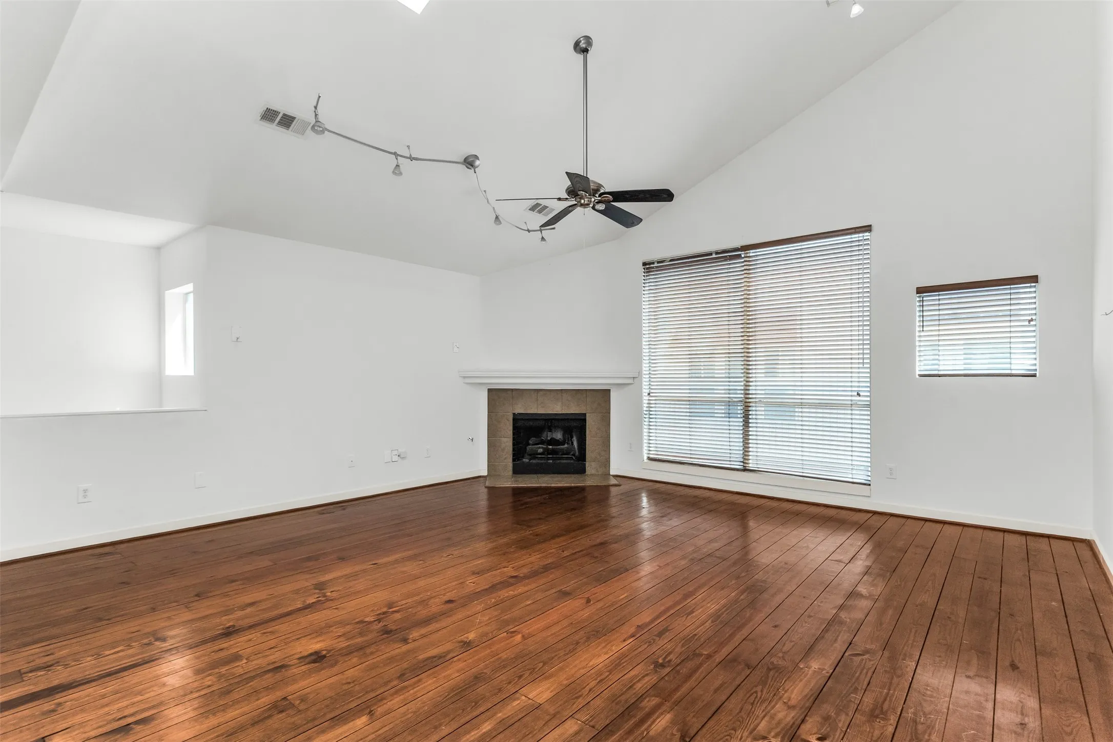 Townhouse For Sale in Dallas County , 1429 Caddo Street B, Dallas, Texas 75204, 2 Bedroom, 2 Bathroom, 2 Garage spaces, 1,974 Sqft, built in 2004, mls#21291117, Real Estate Agent in Dallas, Homes For Sale in Dallas county, Homes For Sale in Dallas, Realtor in Dallas Texas, Real Estate Brokerage Independent Realty Texas, Luminita Cordes Realtor