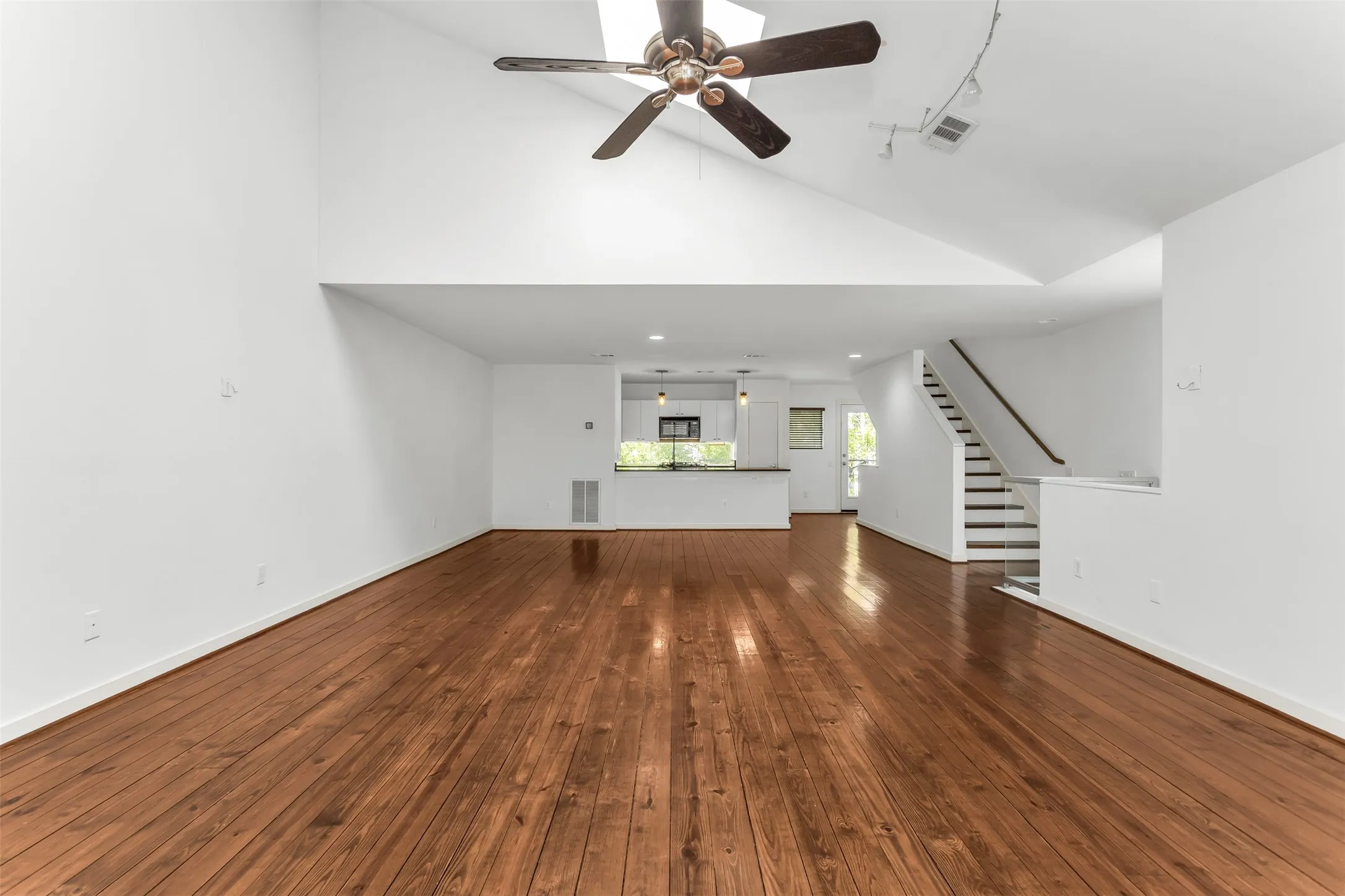 Townhouse For Sale in Dallas County , 1429 Caddo Street B, Dallas, Texas 75204, 2 Bedroom, 2 Bathroom, 2 Garage spaces, 1,974 Sqft, built in 2004, mls#21291117, Real Estate Agent in Dallas, Homes For Sale in Dallas county, Homes For Sale in Dallas, Realtor in Dallas Texas, Real Estate Brokerage Independent Realty Texas, Luminita Cordes Realtor