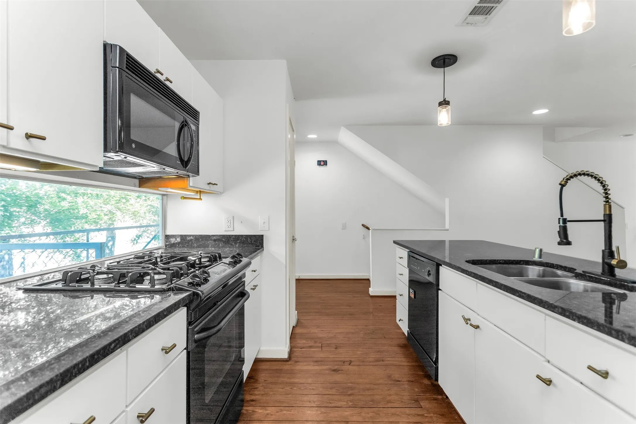 Townhouse For Sale in Dallas County , 1429 Caddo Street B, Dallas, Texas 75204, 2 Bedroom, 2 Bathroom, 2 Garage spaces, 1,974 Sqft, built in 2004, mls#21291117, Real Estate Agent in Dallas, Homes For Sale in Dallas county, Homes For Sale in Dallas, Realtor in Dallas Texas, Real Estate Brokerage Independent Realty Texas, Luminita Cordes Realtor
