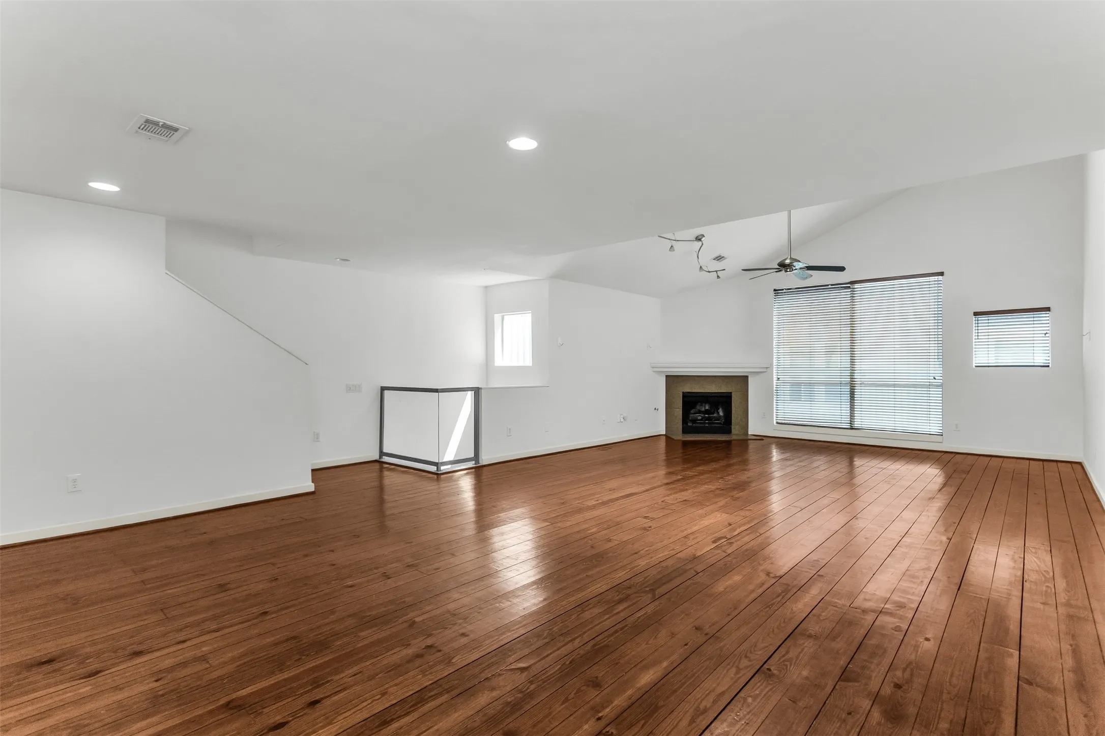 Townhouse For Sale in Dallas County , 1429 Caddo Street B, Dallas, Texas 75204, 2 Bedroom, 2 Bathroom, 2 Garage spaces, 1,974 Sqft, built in 2004, mls#21291117, Real Estate Agent in Dallas, Homes For Sale in Dallas county, Homes For Sale in Dallas, Realtor in Dallas Texas, Real Estate Brokerage Independent Realty Texas, Luminita Cordes Realtor