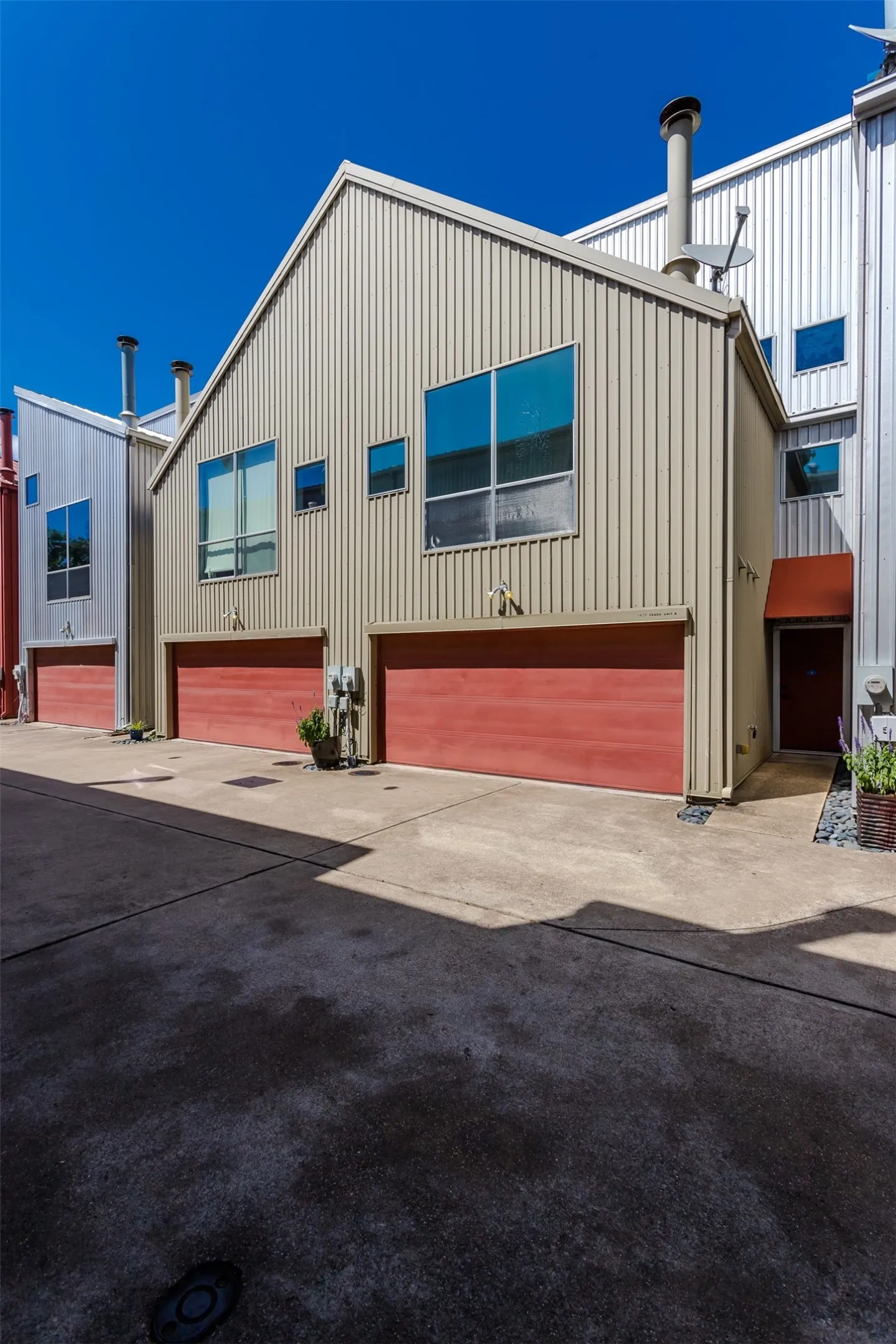 Townhouse For Sale in Dallas County , 1429 Caddo Street B, Dallas, Texas 75204, 2 Bedroom, 2 Bathroom, 2 Garage spaces, 1,974 Sqft, built in 2004, mls#21291117, Real Estate Agent in Dallas, Homes For Sale in Dallas county, Homes For Sale in Dallas, Realtor in Dallas Texas, Real Estate Brokerage Independent Realty Texas, Luminita Cordes Realtor