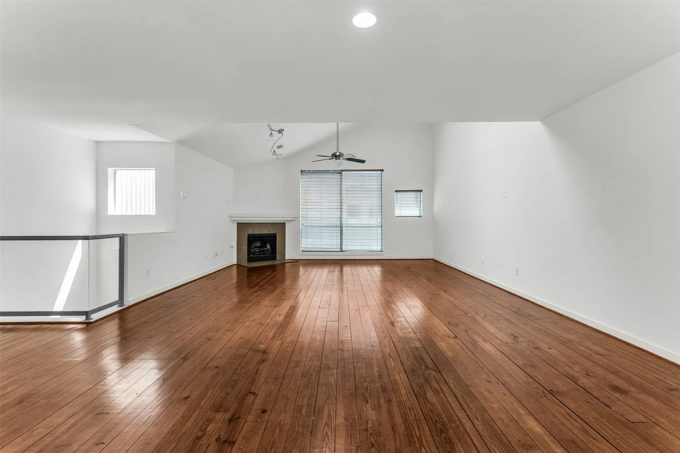 Townhouse For Sale in Dallas County , 1429 Caddo Street B, Dallas, Texas 75204, 2 Bedroom, 2 Bathroom, 2 Garage spaces, 1,974 Sqft, built in 2004, mls#21291117, Real Estate Agent in Dallas, Homes For Sale in Dallas county, Homes For Sale in Dallas, Realtor in Dallas Texas, Real Estate Brokerage Independent Realty Texas, Luminita Cordes Realtor