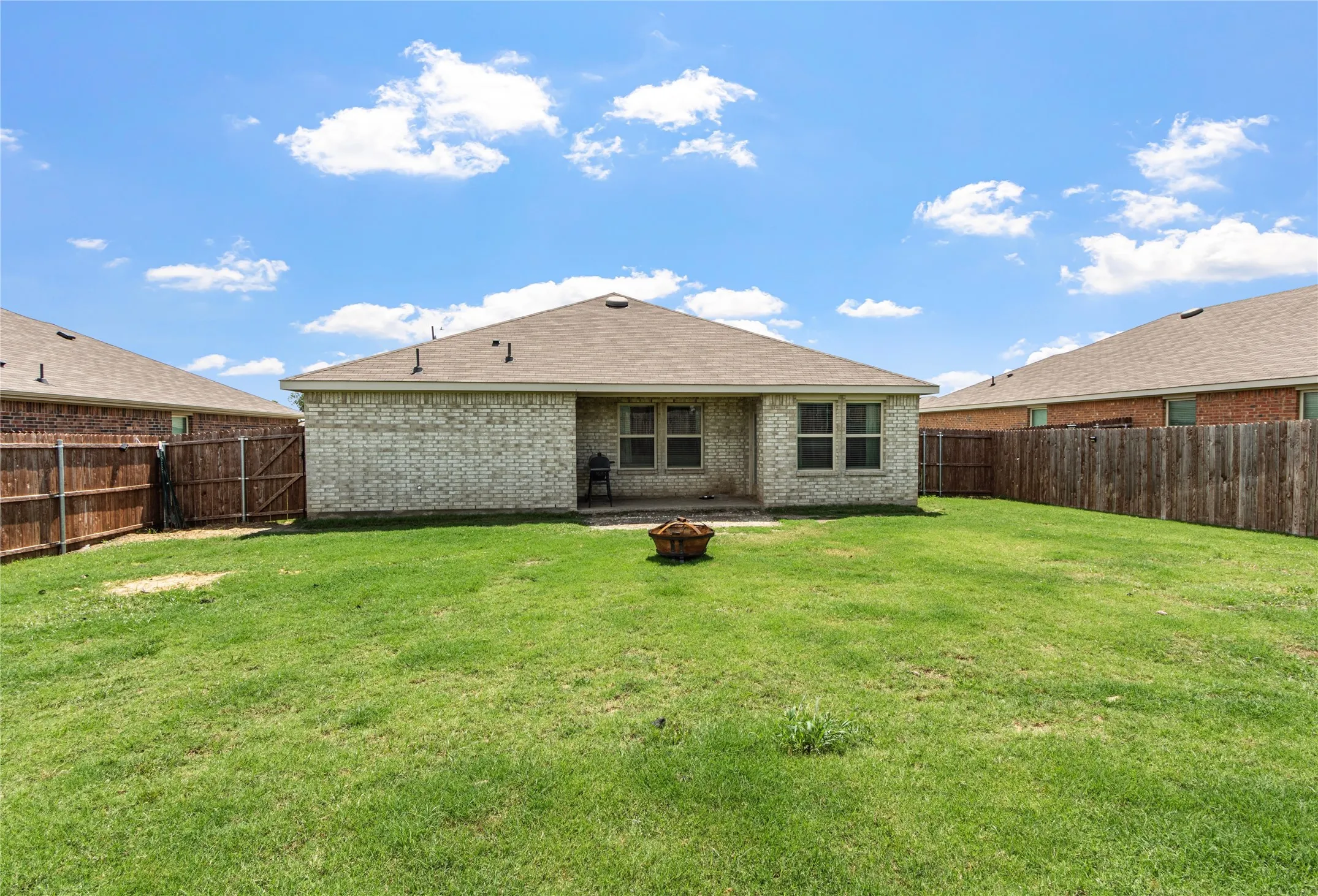 Single Family Residence For Sale in Dallas County , 15141 Ace Drive, Dallas, Texas 75253, 3 Bedroom, 2 Bathroom, 2 Garage spaces, 1,350 Sqft, built in 2022, Price $289,990, mls#21291302, Real Estate Agent in Dallas, Homes For Sale in Dallas county, Homes For Sale in Dallas, Realtor in Dallas Texas, Real Estate Brokerage Independent Realty Texas, Luminita Cordes Realtor