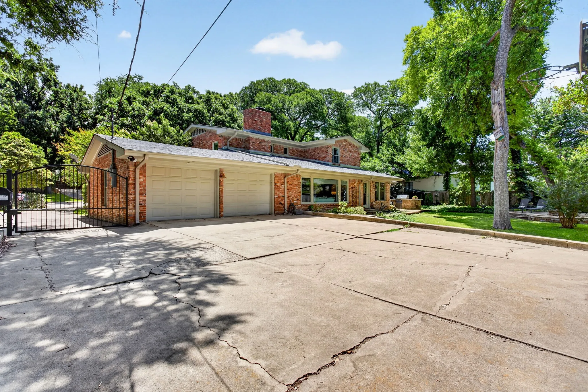 Single Family Residence For Sale in Tarrant County , 3712 Fox Hollow Street, Fort Worth, Texas 76109, 4 Bedroom, 3 Bathroom, 2 Garage spaces, 3,436 Sqft, built in 1956, mls#21290093, Real Estate Agent in Fort Worth, Homes For Sale in Tarrant county, Homes For Sale in Fort Worth, Realtor in Fort Worth Texas, Real Estate Brokerage Independent Realty Texas, Luminita Cordes Realtor