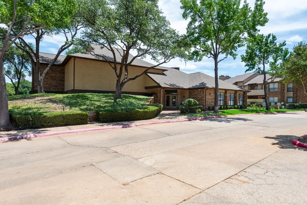 Condominium For Sale in Tarrant County , 2014 Willoughby Lane 4612, Arlington, Texas 76011, 2 Bedroom, 1 Bathroom, Garage spaces, 963 Sqft, built in 1983, mls#21290042, Real Estate Agent in Arlington, Homes For Sale in Tarrant county, Homes For Sale in Arlington, Realtor in Arlington Texas, Real Estate Brokerage Independent Realty Texas, Luminita Cordes Realtor