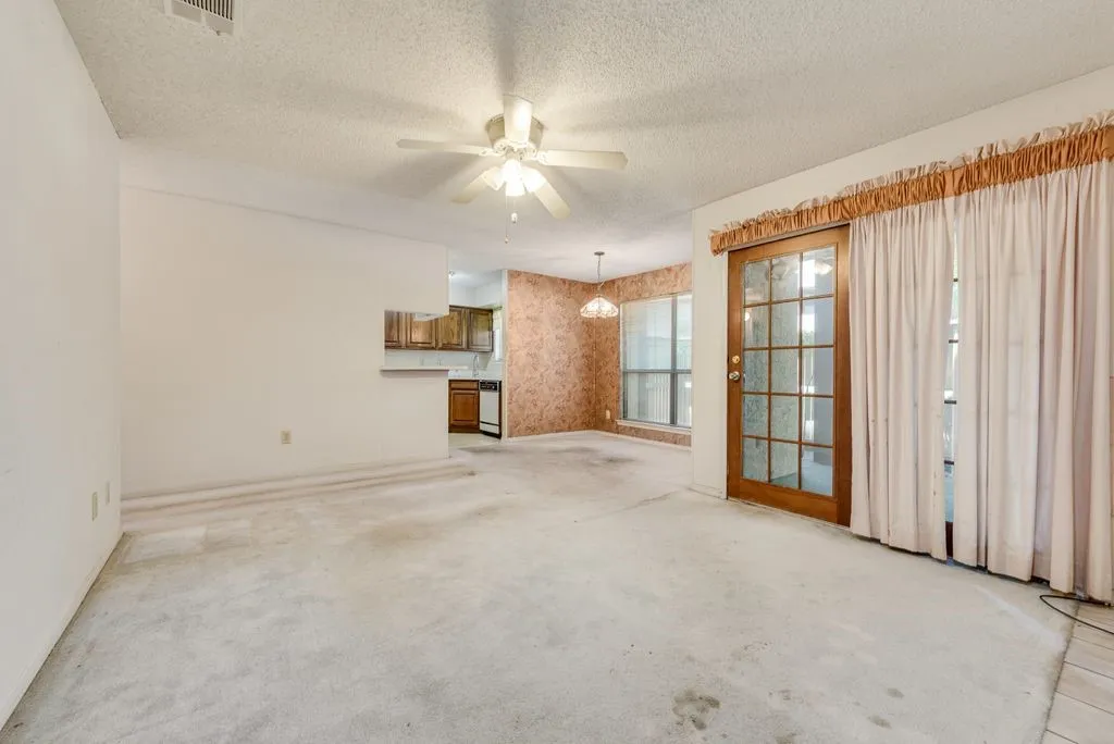 Condominium For Sale in Tarrant County , 2014 Willoughby Lane 4612, Arlington, Texas 76011, 2 Bedroom, 1 Bathroom, Garage spaces, 963 Sqft, built in 1983, mls#21290042, Real Estate Agent in Arlington, Homes For Sale in Tarrant county, Homes For Sale in Arlington, Realtor in Arlington Texas, Real Estate Brokerage Independent Realty Texas, Luminita Cordes Realtor