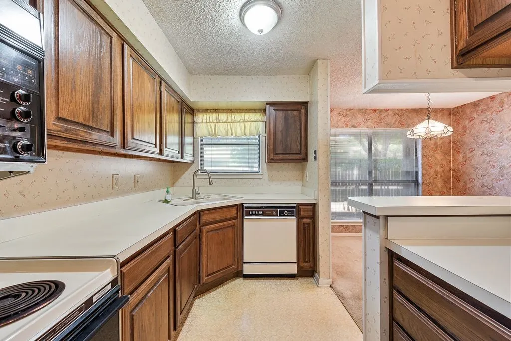 Condominium For Sale in Tarrant County , 2014 Willoughby Lane 4612, Arlington, Texas 76011, 2 Bedroom, 1 Bathroom, Garage spaces, 963 Sqft, built in 1983, mls#21290042, Real Estate Agent in Arlington, Homes For Sale in Tarrant county, Homes For Sale in Arlington, Realtor in Arlington Texas, Real Estate Brokerage Independent Realty Texas, Luminita Cordes Realtor