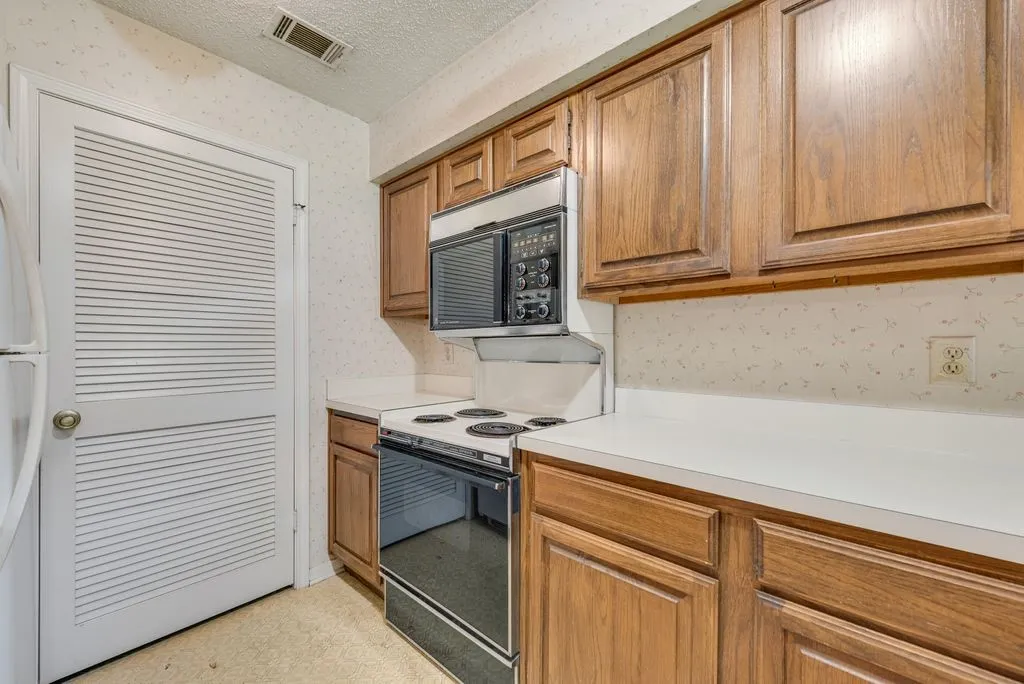 Condominium For Sale in Tarrant County , 2014 Willoughby Lane 4612, Arlington, Texas 76011, 2 Bedroom, 1 Bathroom, Garage spaces, 963 Sqft, built in 1983, mls#21290042, Real Estate Agent in Arlington, Homes For Sale in Tarrant county, Homes For Sale in Arlington, Realtor in Arlington Texas, Real Estate Brokerage Independent Realty Texas, Luminita Cordes Realtor