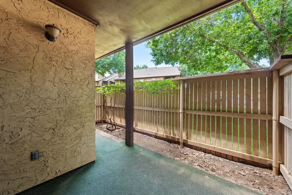 Condominium For Sale in Tarrant County , 2014 Willoughby Lane 4612, Arlington, Texas 76011, 2 Bedroom, 1 Bathroom, Garage spaces, 963 Sqft, built in 1983, mls#21290042, Real Estate Agent in Arlington, Homes For Sale in Tarrant county, Homes For Sale in Arlington, Realtor in Arlington Texas, Real Estate Brokerage Independent Realty Texas, Luminita Cordes Realtor