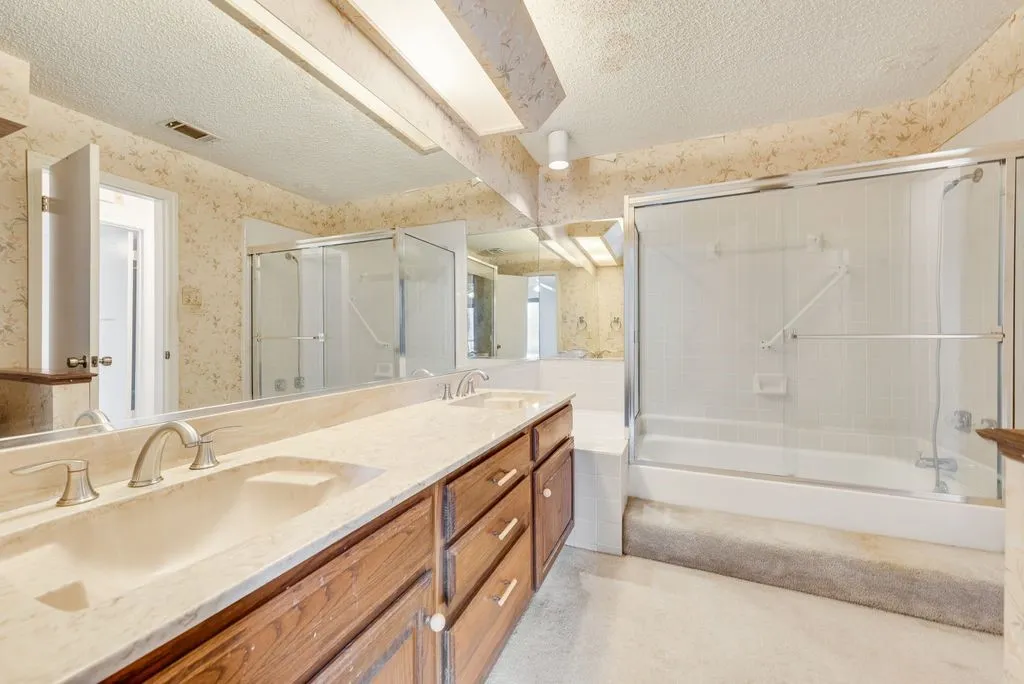 Condominium For Sale in Tarrant County , 2014 Willoughby Lane 4612, Arlington, Texas 76011, 2 Bedroom, 1 Bathroom, Garage spaces, 963 Sqft, built in 1983, mls#21290042, Real Estate Agent in Arlington, Homes For Sale in Tarrant county, Homes For Sale in Arlington, Realtor in Arlington Texas, Real Estate Brokerage Independent Realty Texas, Luminita Cordes Realtor