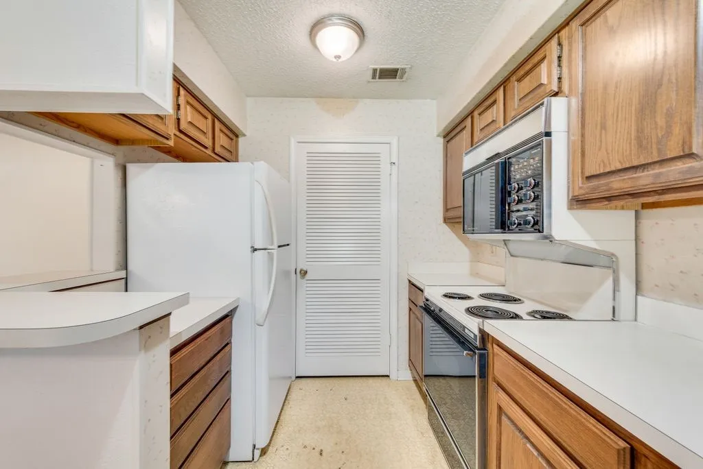 Condominium For Sale in Tarrant County , 2014 Willoughby Lane 4612, Arlington, Texas 76011, 2 Bedroom, 1 Bathroom, Garage spaces, 963 Sqft, built in 1983, mls#21290042, Real Estate Agent in Arlington, Homes For Sale in Tarrant county, Homes For Sale in Arlington, Realtor in Arlington Texas, Real Estate Brokerage Independent Realty Texas, Luminita Cordes Realtor