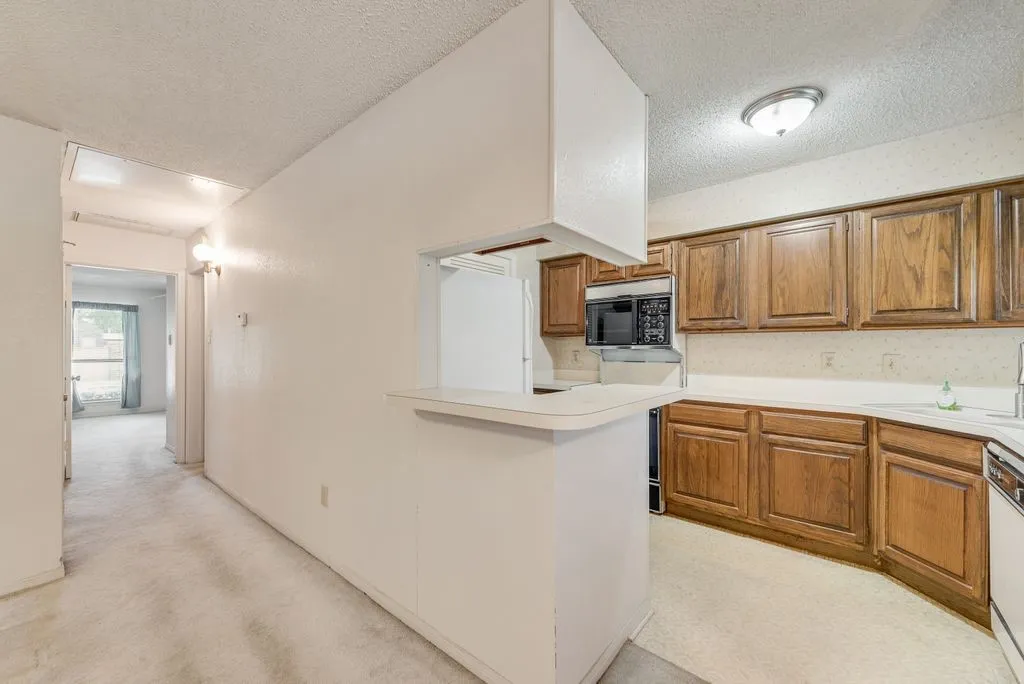 Condominium For Sale in Tarrant County , 2014 Willoughby Lane 4612, Arlington, Texas 76011, 2 Bedroom, 1 Bathroom, Garage spaces, 963 Sqft, built in 1983, mls#21290042, Real Estate Agent in Arlington, Homes For Sale in Tarrant county, Homes For Sale in Arlington, Realtor in Arlington Texas, Real Estate Brokerage Independent Realty Texas, Luminita Cordes Realtor