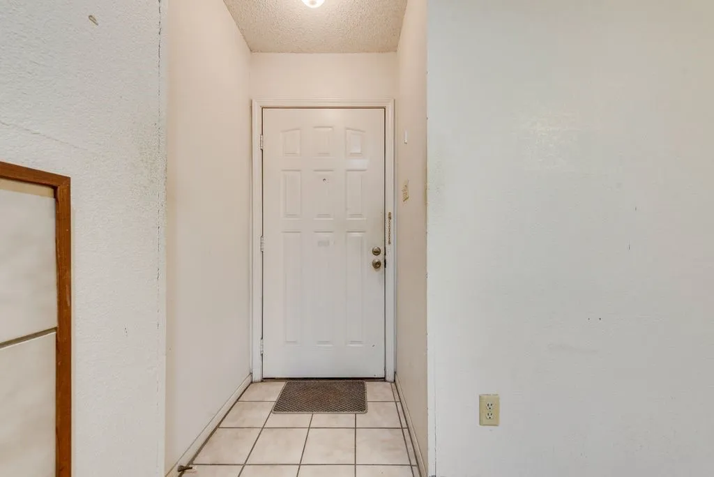 Condominium For Sale in Tarrant County , 2014 Willoughby Lane 4612, Arlington, Texas 76011, 2 Bedroom, 1 Bathroom, Garage spaces, 963 Sqft, built in 1983, mls#21290042, Real Estate Agent in Arlington, Homes For Sale in Tarrant county, Homes For Sale in Arlington, Realtor in Arlington Texas, Real Estate Brokerage Independent Realty Texas, Luminita Cordes Realtor