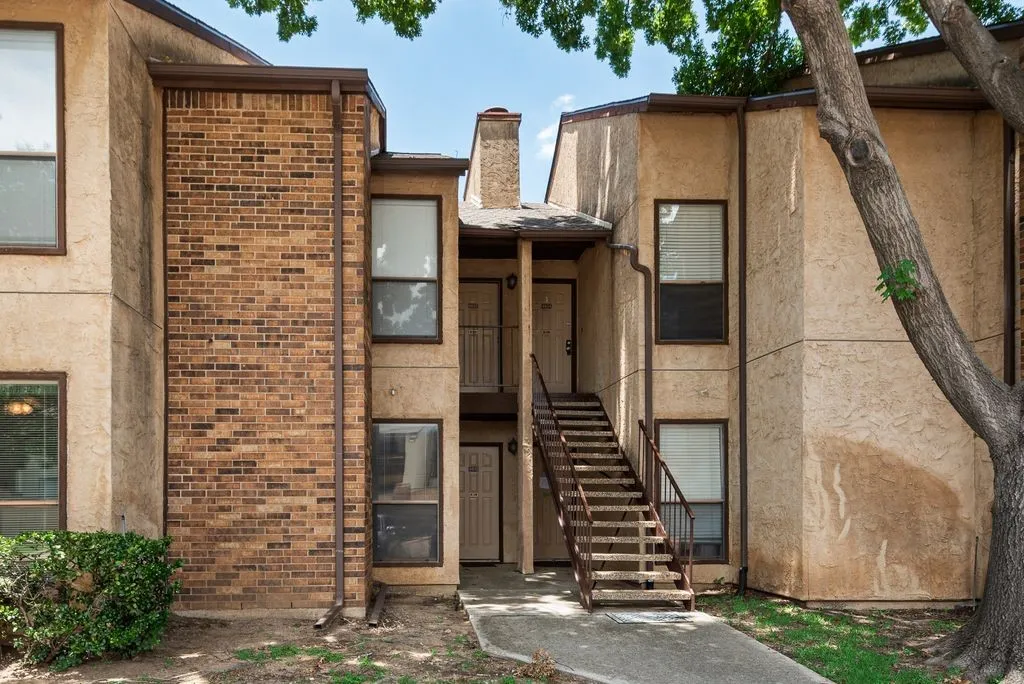 Condominium For Sale in Tarrant County , 2014 Willoughby Lane 4612, Arlington, Texas 76011, 2 Bedroom, 1 Bathroom, Garage spaces, 963 Sqft, built in 1983, mls#21290042, Real Estate Agent in Arlington, Homes For Sale in Tarrant county, Homes For Sale in Arlington, Realtor in Arlington Texas, Real Estate Brokerage Independent Realty Texas, Luminita Cordes Realtor
