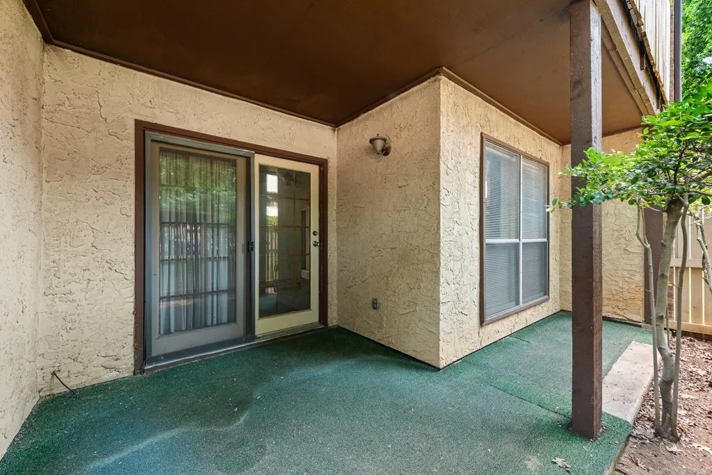 Condominium For Sale in Tarrant County , 2014 Willoughby Lane 4612, Arlington, Texas 76011, 2 Bedroom, 1 Bathroom, Garage spaces, 963 Sqft, built in 1983, mls#21290042, Real Estate Agent in Arlington, Homes For Sale in Tarrant county, Homes For Sale in Arlington, Realtor in Arlington Texas, Real Estate Brokerage Independent Realty Texas, Luminita Cordes Realtor