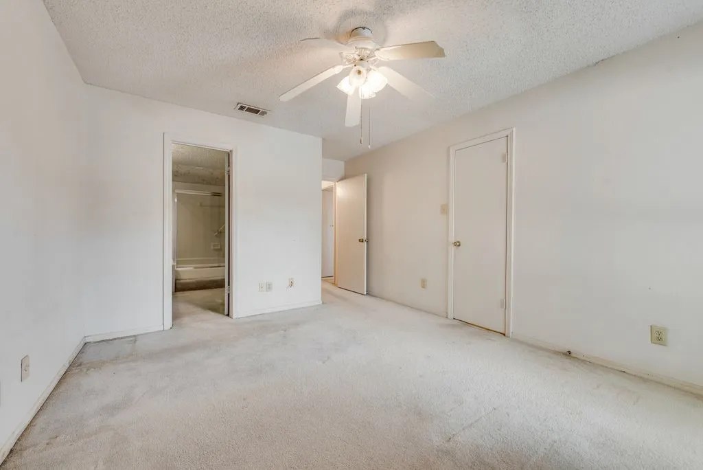Condominium For Sale in Tarrant County , 2014 Willoughby Lane 4612, Arlington, Texas 76011, 2 Bedroom, 1 Bathroom, Garage spaces, 963 Sqft, built in 1983, mls#21290042, Real Estate Agent in Arlington, Homes For Sale in Tarrant county, Homes For Sale in Arlington, Realtor in Arlington Texas, Real Estate Brokerage Independent Realty Texas, Luminita Cordes Realtor