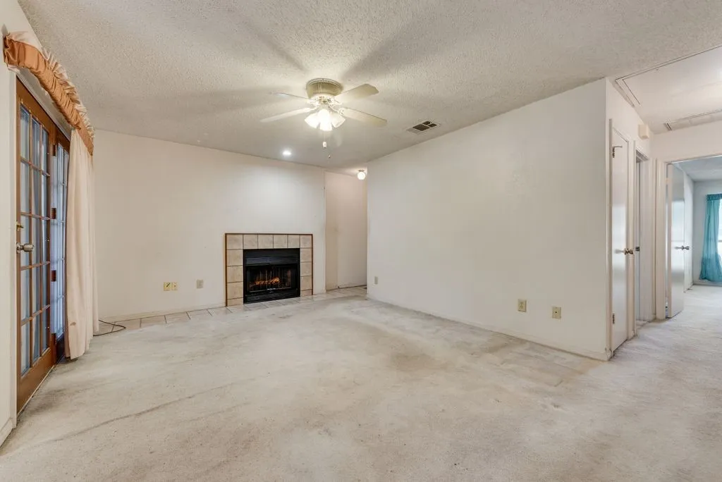 Condominium For Sale in Tarrant County , 2014 Willoughby Lane 4612, Arlington, Texas 76011, 2 Bedroom, 1 Bathroom, Garage spaces, 963 Sqft, built in 1983, mls#21290042, Real Estate Agent in Arlington, Homes For Sale in Tarrant county, Homes For Sale in Arlington, Realtor in Arlington Texas, Real Estate Brokerage Independent Realty Texas, Luminita Cordes Realtor
