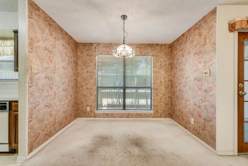 Condominium For Sale in Tarrant County , 2014 Willoughby Lane 4612, Arlington, Texas 76011, 2 Bedroom, 1 Bathroom, Garage spaces, 963 Sqft, built in 1983, mls#21290042, Real Estate Agent in Arlington, Homes For Sale in Tarrant county, Homes For Sale in Arlington, Realtor in Arlington Texas, Real Estate Brokerage Independent Realty Texas, Luminita Cordes Realtor