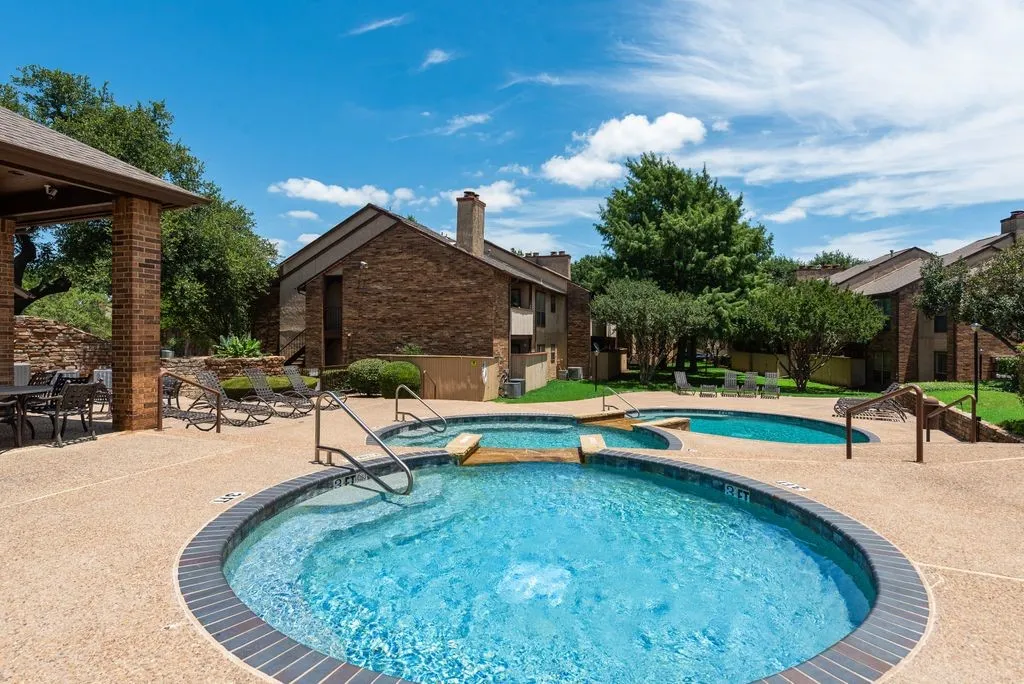 Condominium For Sale in Tarrant County , 2014 Willoughby Lane 4612, Arlington, Texas 76011, 2 Bedroom, 1 Bathroom, Garage spaces, 963 Sqft, built in 1983, mls#21290042, Real Estate Agent in Arlington, Homes For Sale in Tarrant county, Homes For Sale in Arlington, Realtor in Arlington Texas, Real Estate Brokerage Independent Realty Texas, Luminita Cordes Realtor