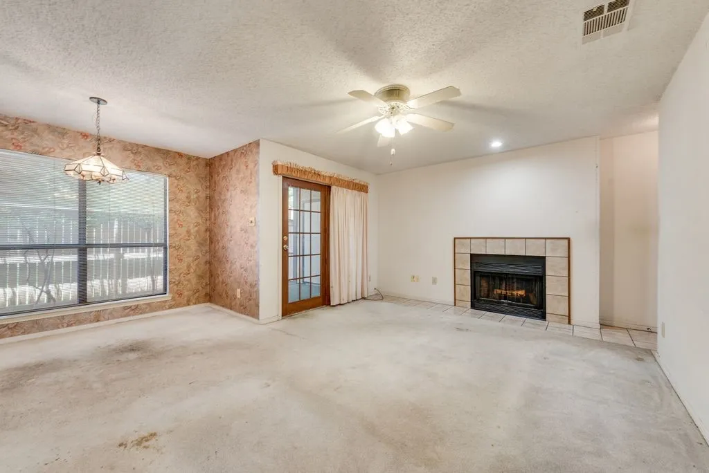 Condominium For Sale in Tarrant County , 2014 Willoughby Lane 4612, Arlington, Texas 76011, 2 Bedroom, 1 Bathroom, Garage spaces, 963 Sqft, built in 1983, mls#21290042, Real Estate Agent in Arlington, Homes For Sale in Tarrant county, Homes For Sale in Arlington, Realtor in Arlington Texas, Real Estate Brokerage Independent Realty Texas, Luminita Cordes Realtor