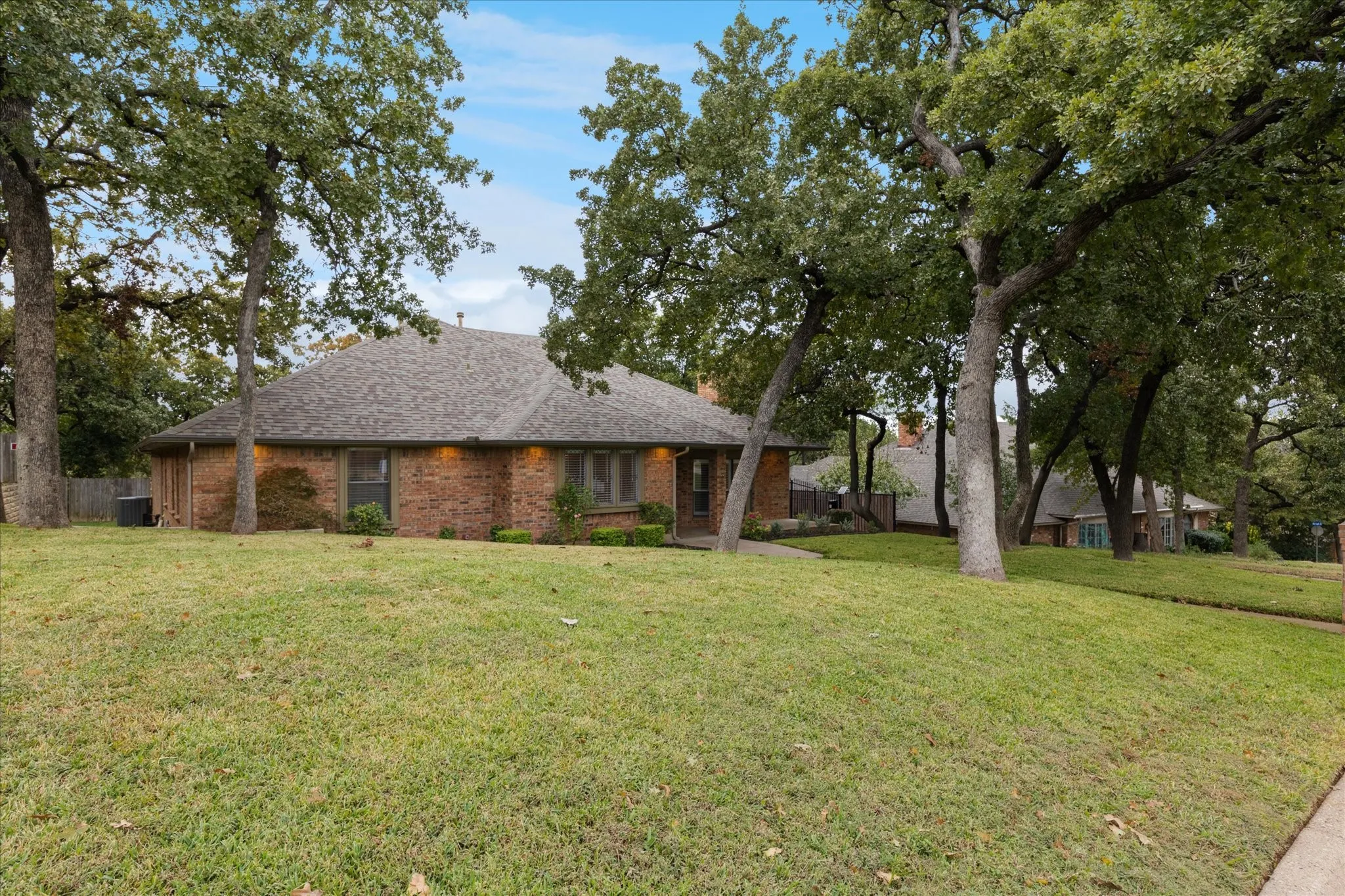 Single Family Residence For Sale in Tarrant County , 2618 Keystone Drive, Arlington, Texas 76006, 3 Bedroom, 2 Bathroom, 2 Garage spaces, 2,394 Sqft, built in 1978, mls#21290395, Real Estate Agent in Arlington, Homes For Sale in Tarrant county, Homes For Sale in Arlington, Realtor in Arlington Texas, Real Estate Brokerage Independent Realty Texas, Luminita Cordes Realtor