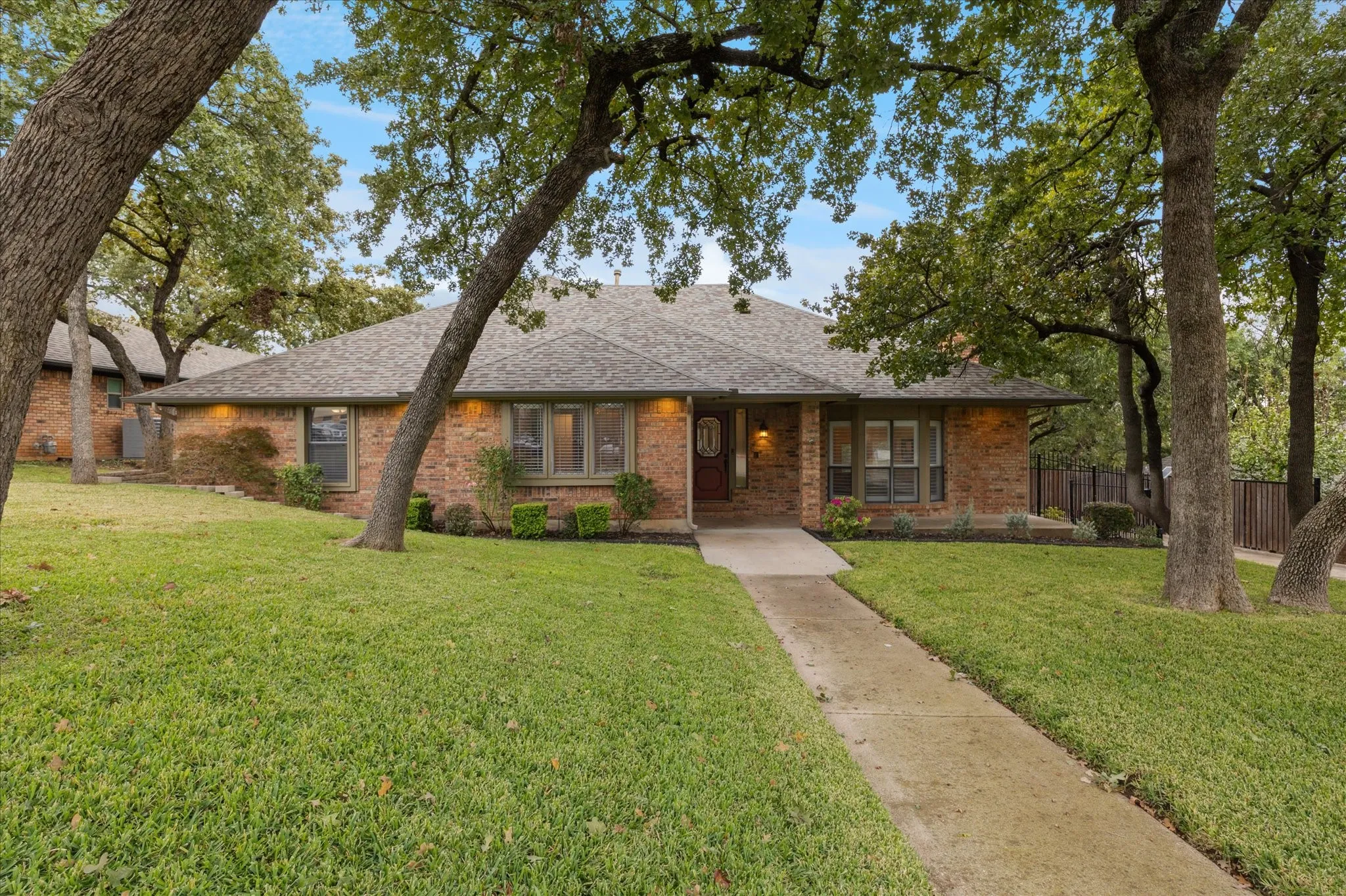 Single Family Residence For Sale in Tarrant County , 2618 Keystone Drive, Arlington, Texas 76006, 3 Bedroom, 2 Bathroom, 2 Garage spaces, 2,394 Sqft, built in 1978, mls#21290395, Real Estate Agent in Arlington, Homes For Sale in Tarrant county, Homes For Sale in Arlington, Realtor in Arlington Texas, Real Estate Brokerage Independent Realty Texas, Luminita Cordes Realtor